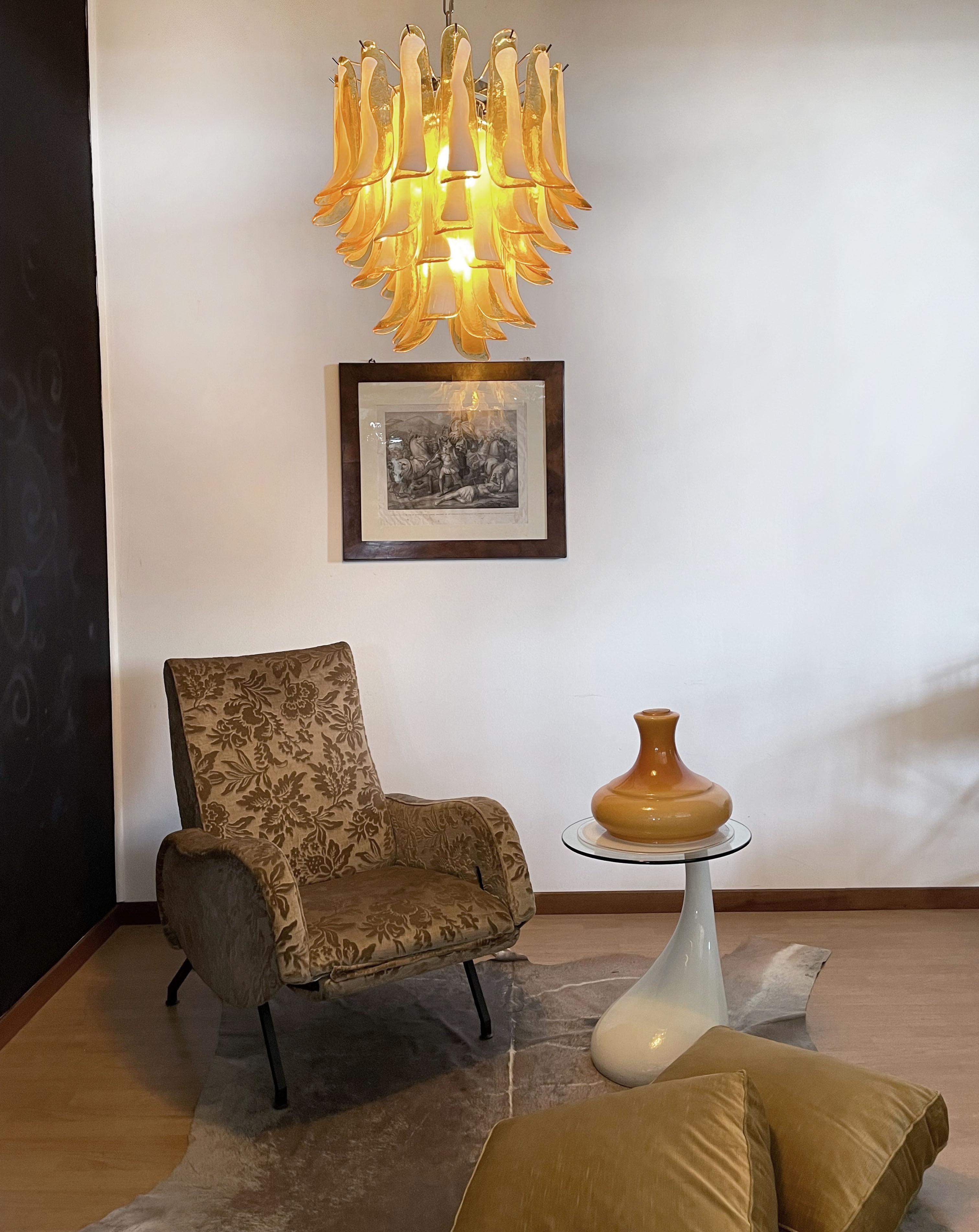 Italian vintage Murano chandelier - Mazzega - 41 caramel lattimo glass petals For Sale 1