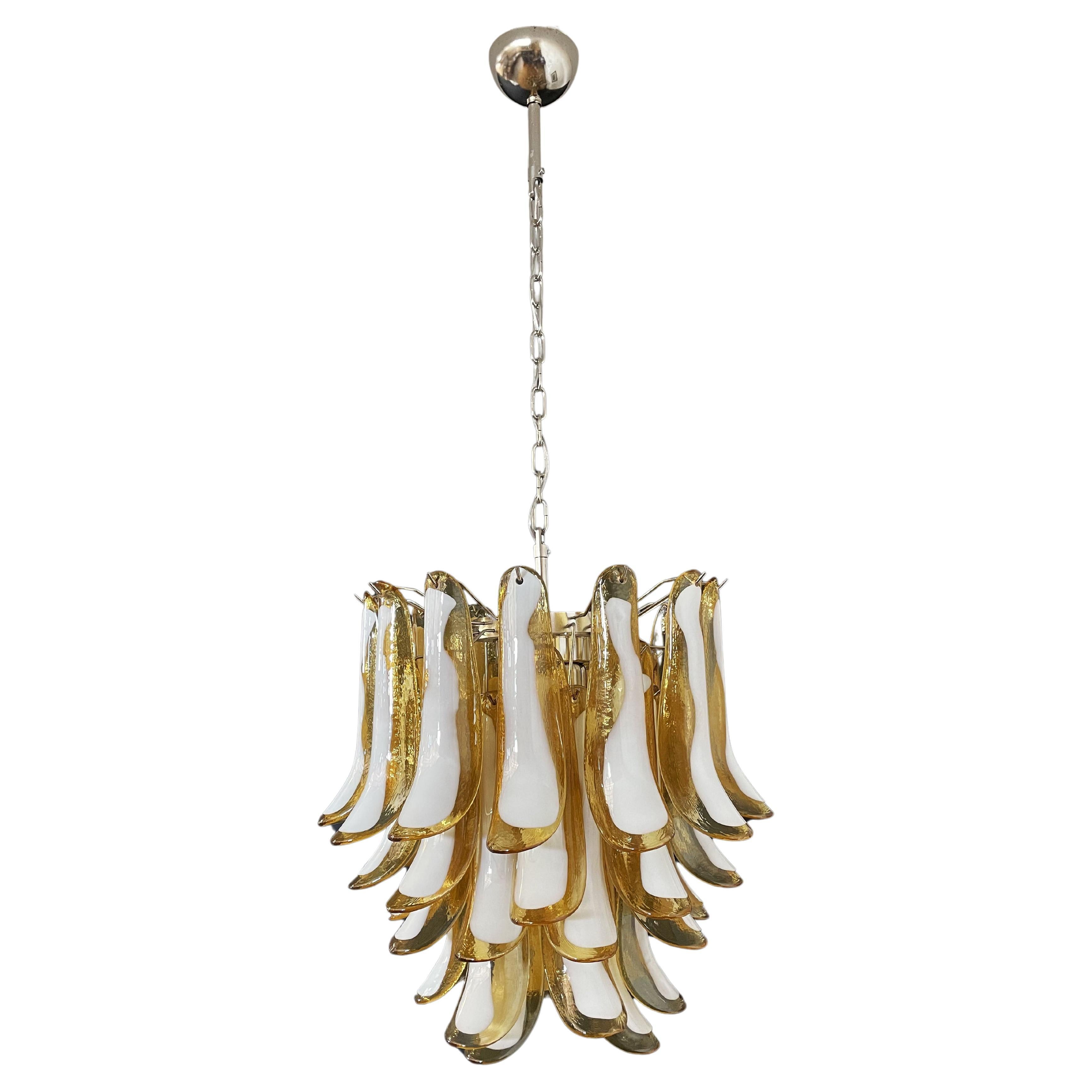 Italienische Vintage Murano Kronleuchter - Mazzega - 41 Karamell lattimo Glasblüten im Angebot