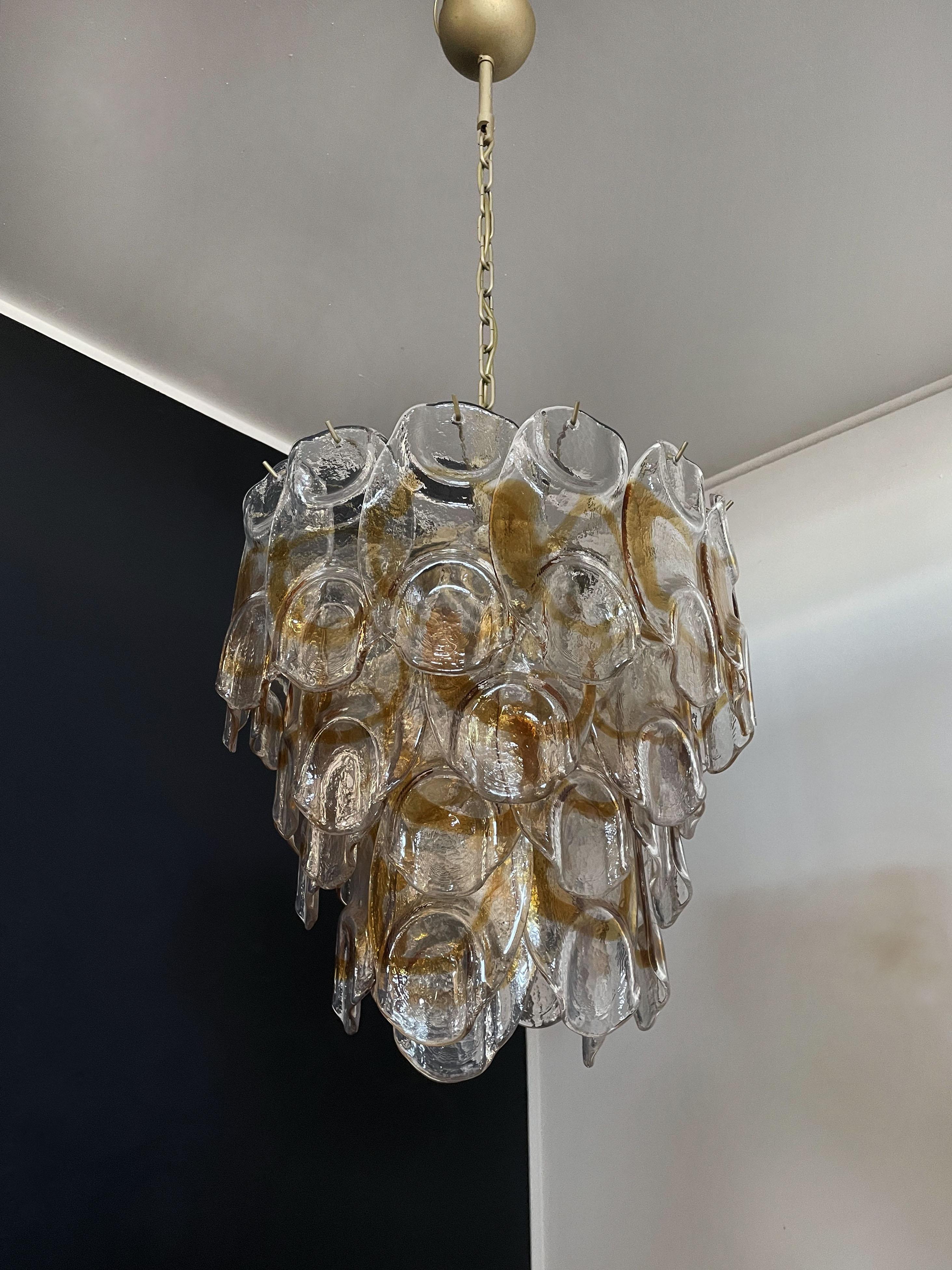 Italienischer Murano-Kronleuchter im Vintage-Stil, Mazzega, 41 „Crostoli“, Bernsteinglas (Geblasenes Glas) im Angebot