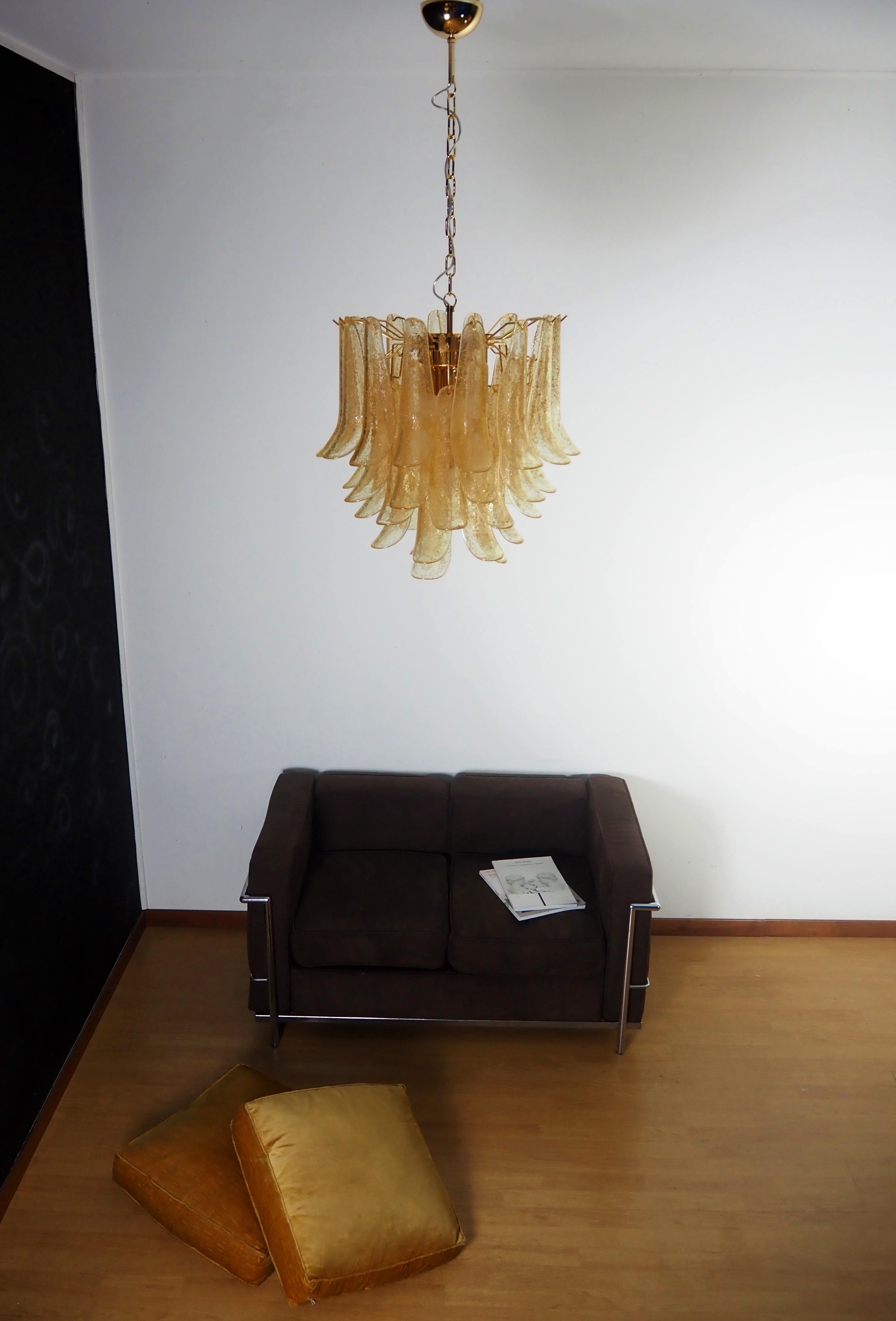 Italian vintage Murano chandelier - Mazzega - 41 GOLD glass petals In Good Condition For Sale In Gaiarine Frazione Francenigo (TV), IT
