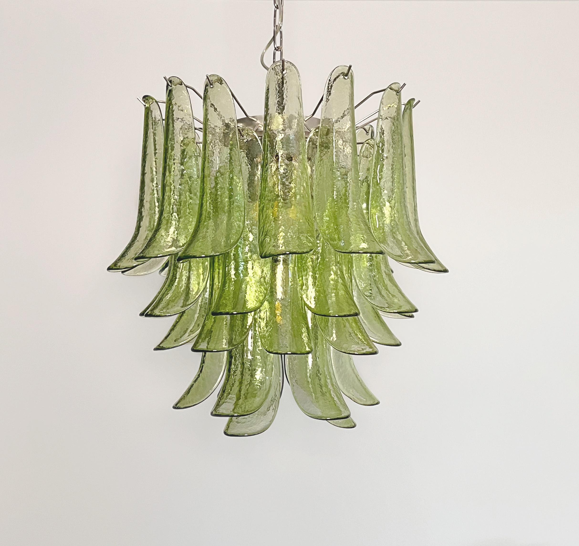 Italienischer Vintage-Kronleuchter aus Murano - Mazzega - 41 grüne Glasblütenblätter im Angebot 3
