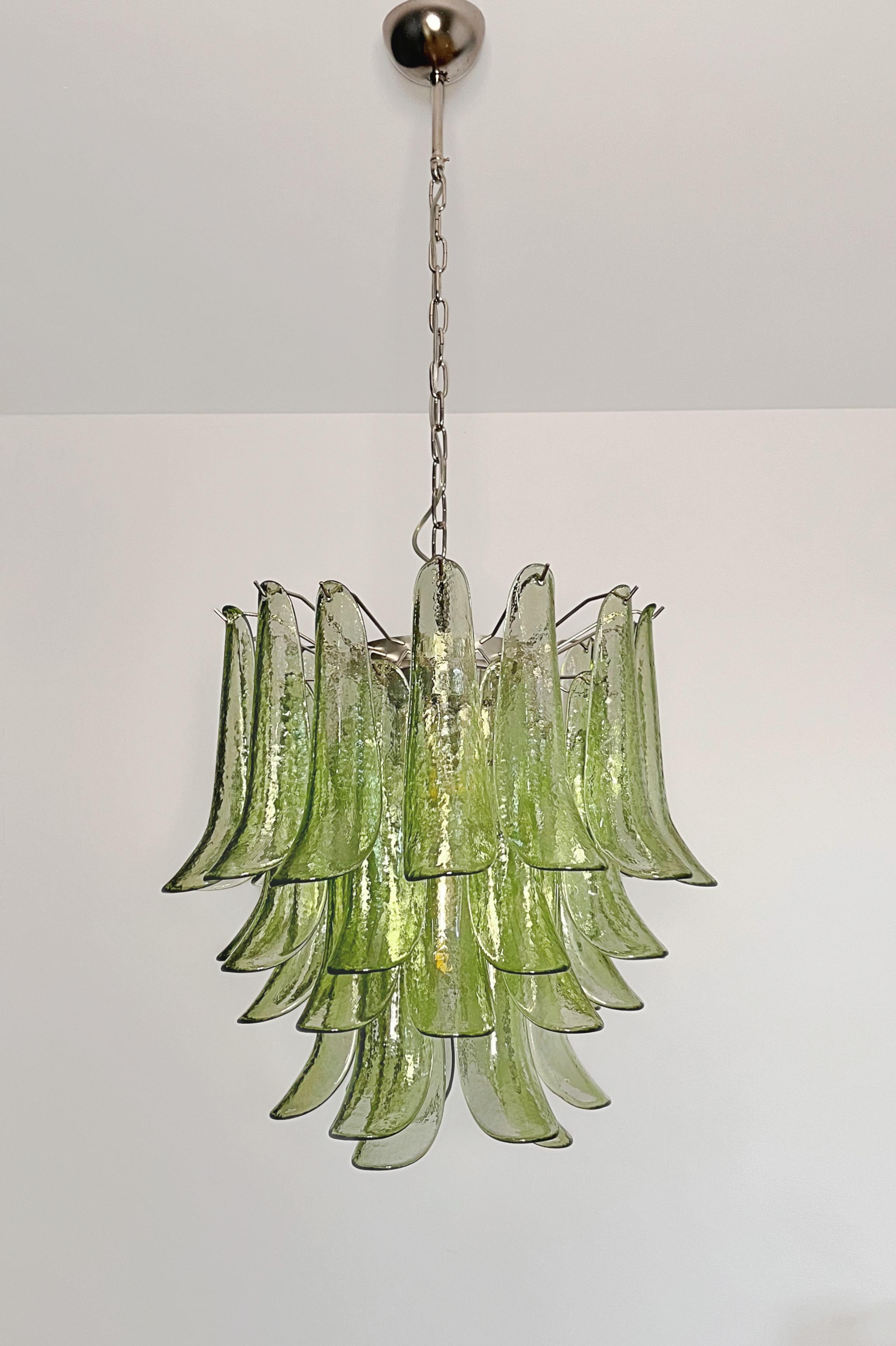 Italienischer Vintage-Kronleuchter aus Murano - Mazzega - 41 grüne Glasblütenblätter im Angebot 4