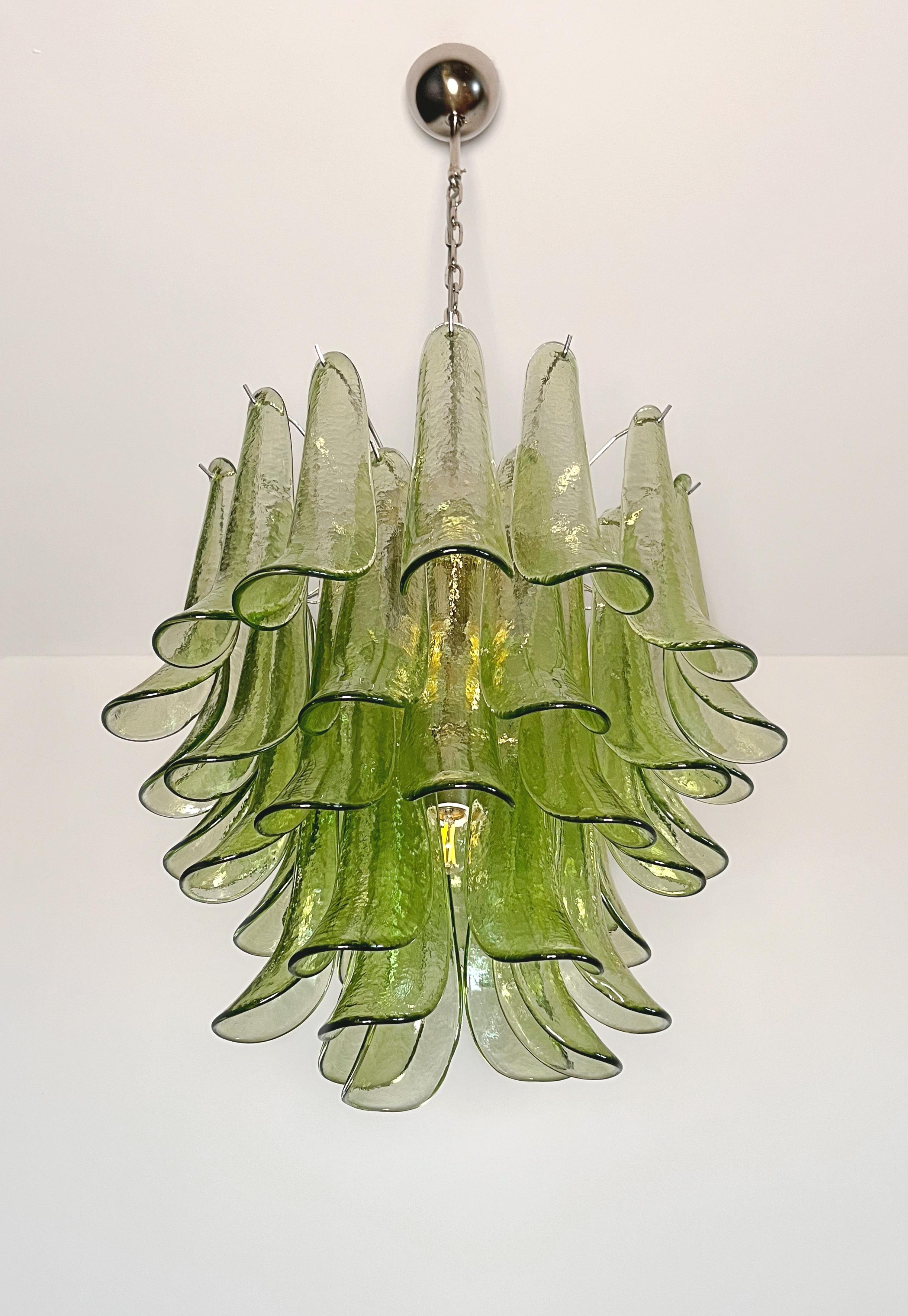 Italienischer Vintage-Kronleuchter aus Murano - Mazzega - 41 grüne Glasblütenblätter im Angebot 5