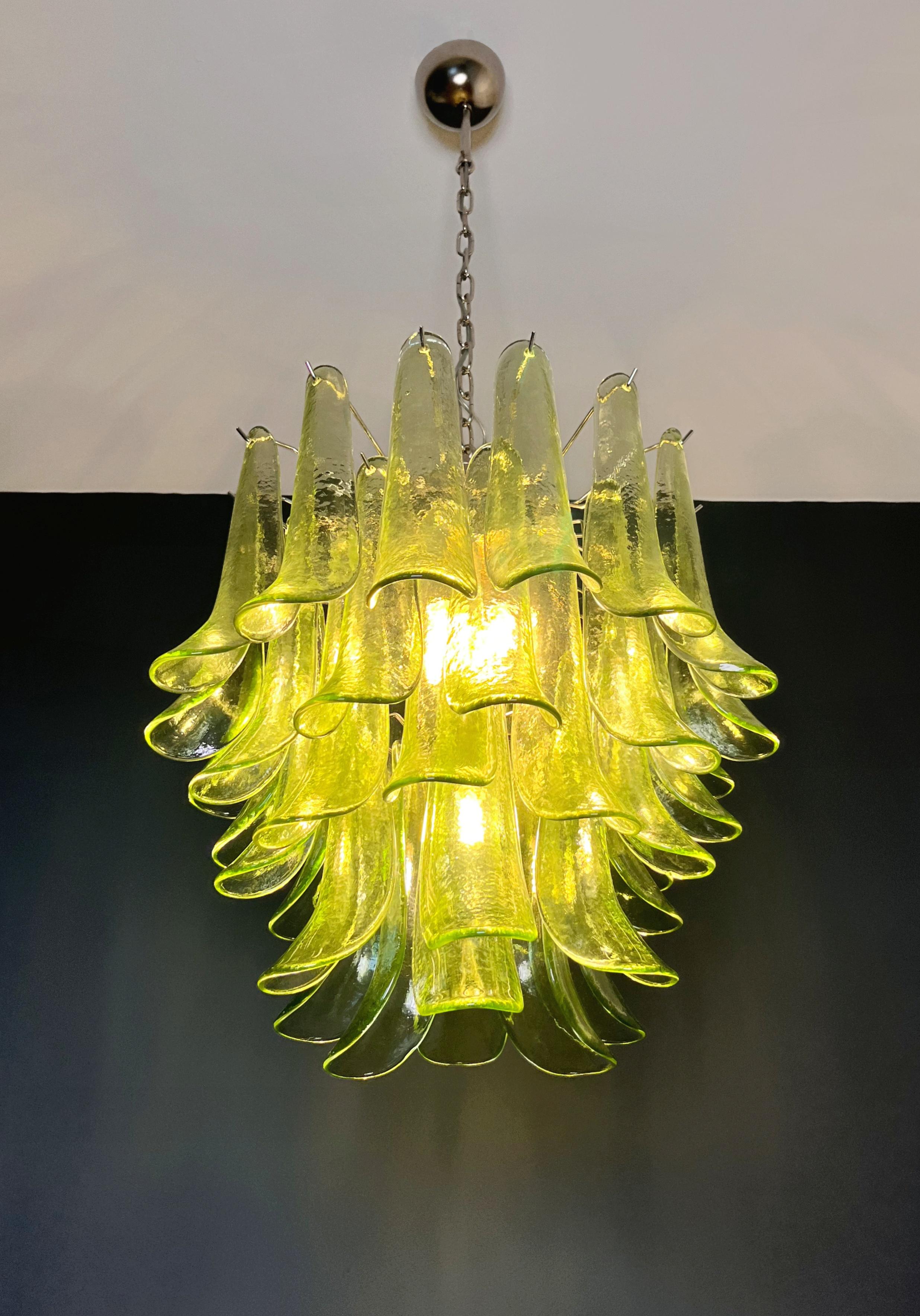 Italienischer Vintage-Kronleuchter aus Murano - Mazzega - 41 grüne Glasblütenblätter im Angebot 10