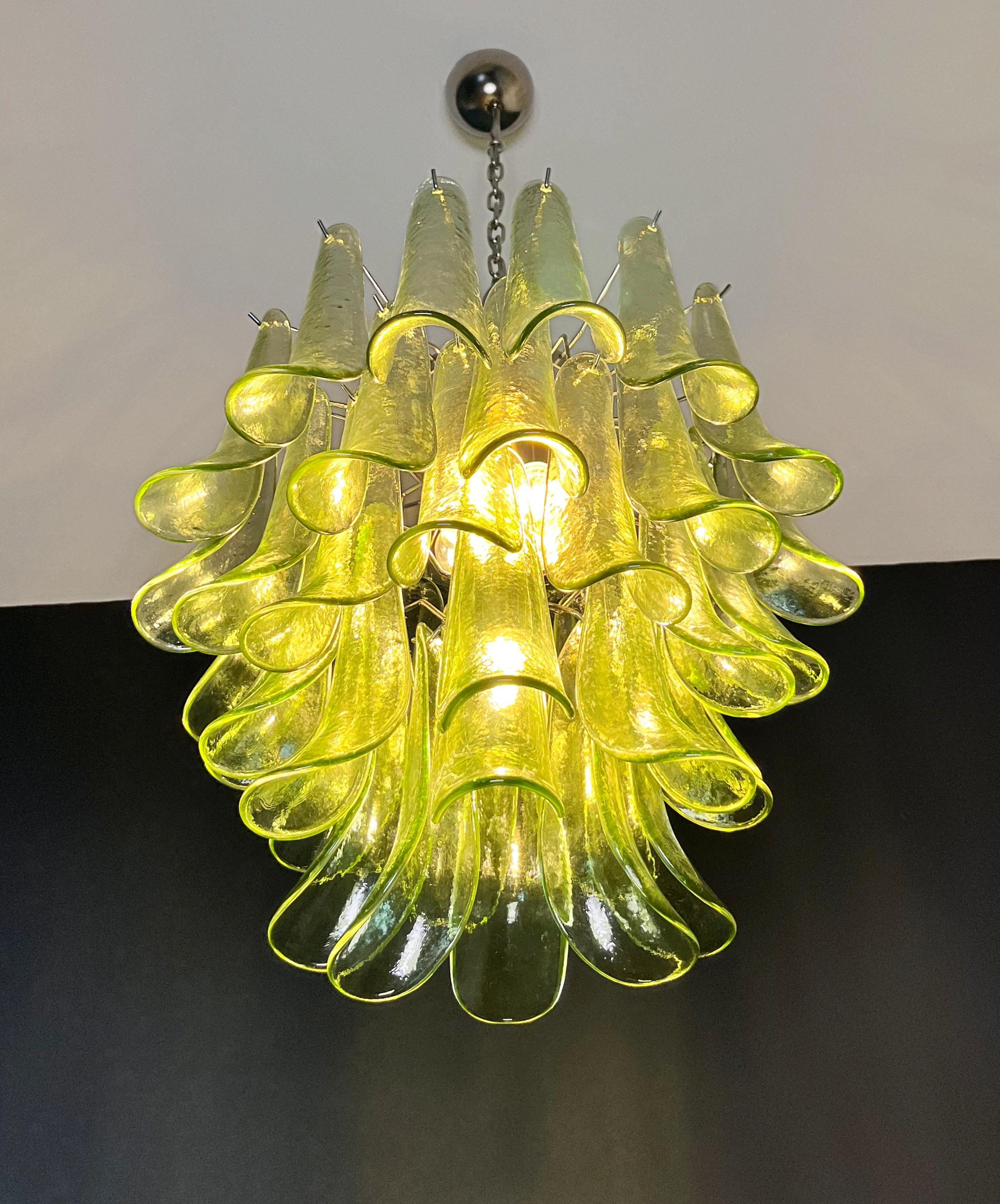 Italienischer Vintage-Kronleuchter aus Murano - Mazzega - 41 grüne Glasblütenblätter im Angebot 11