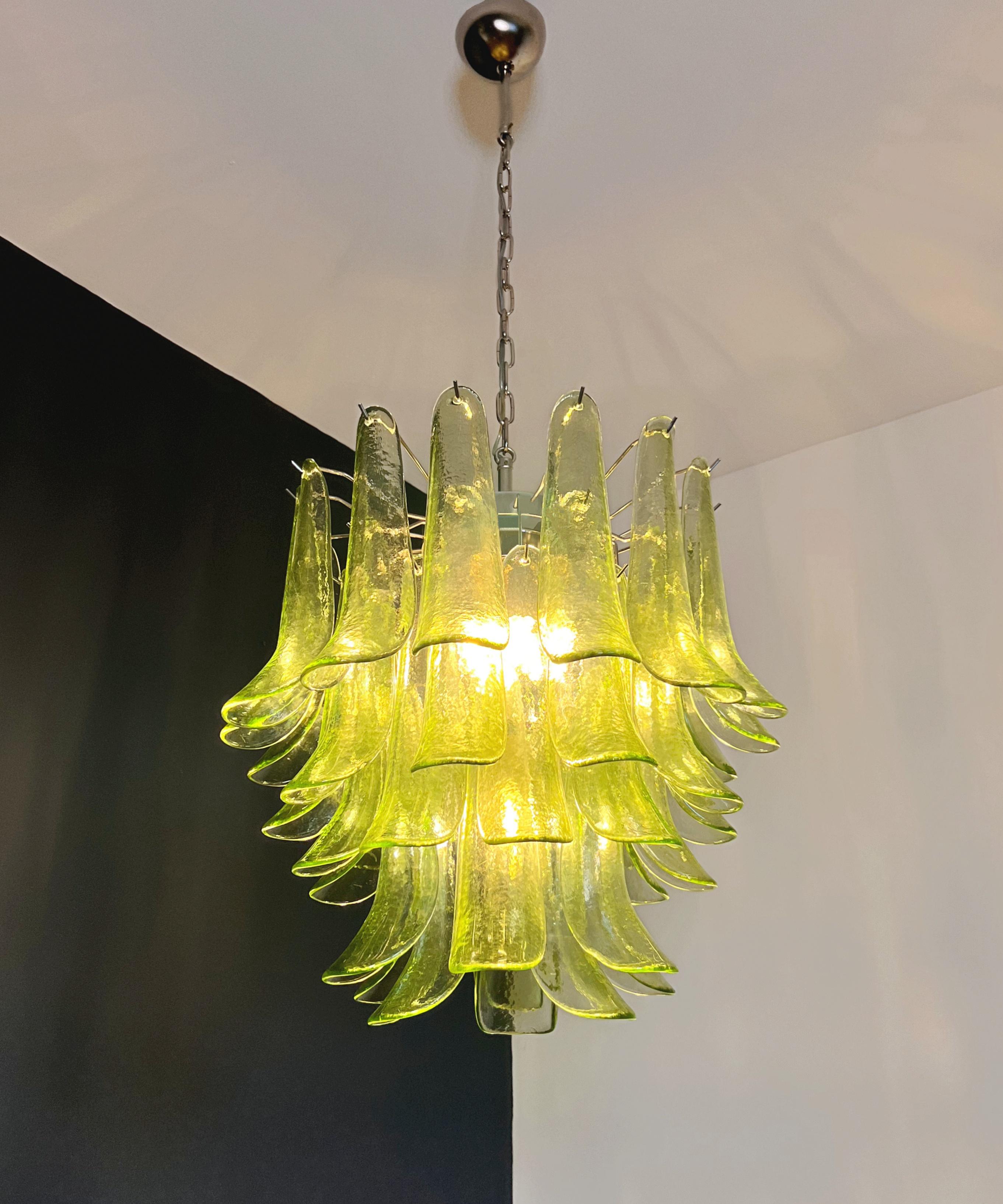 Italienischer Vintage-Kronleuchter aus Murano - Mazzega - 41 grüne Glasblütenblätter im Angebot 12