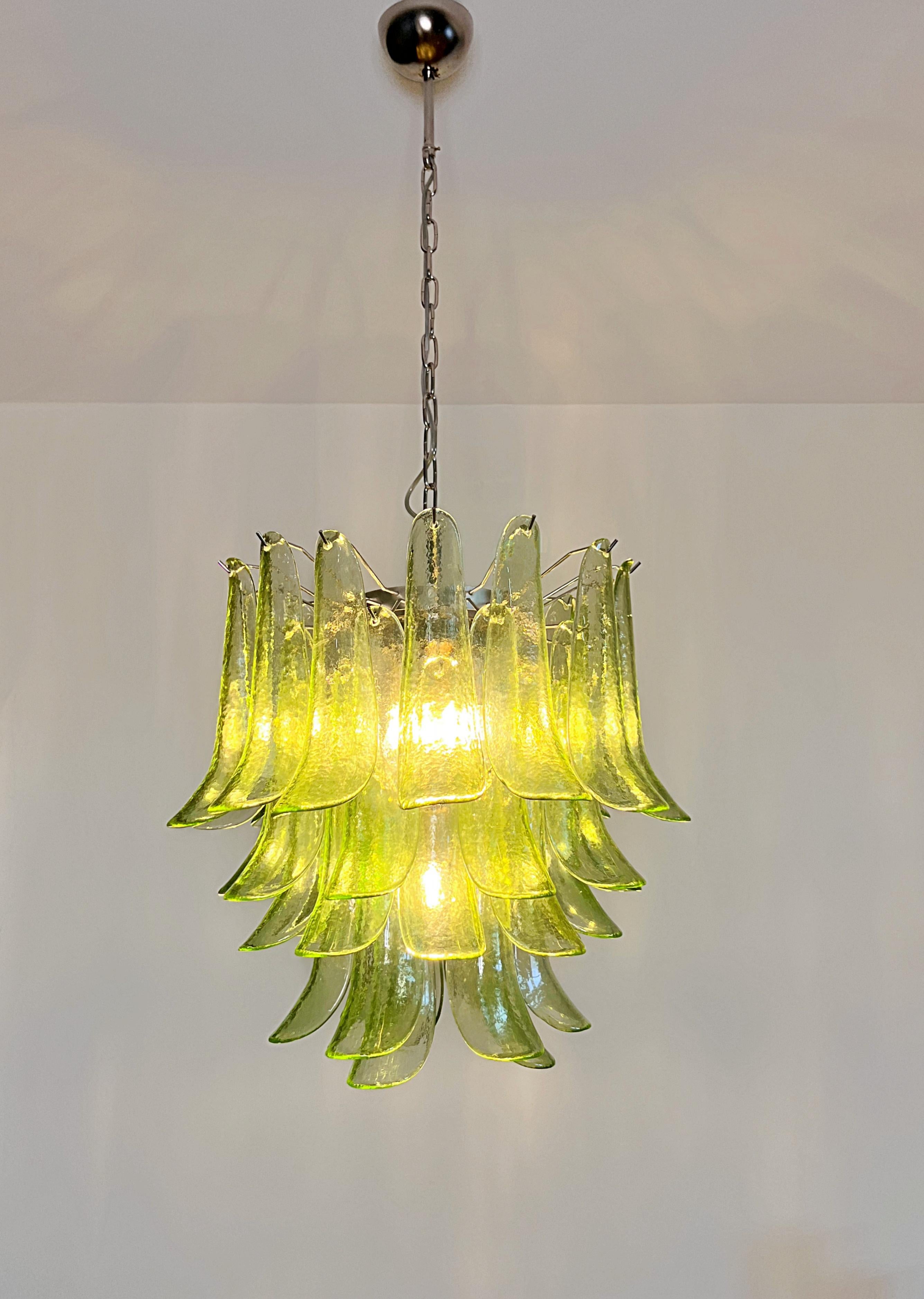 Italienischer Vintage-Kronleuchter aus Murano - Mazzega - 41 grüne Glasblütenblätter im Angebot 13