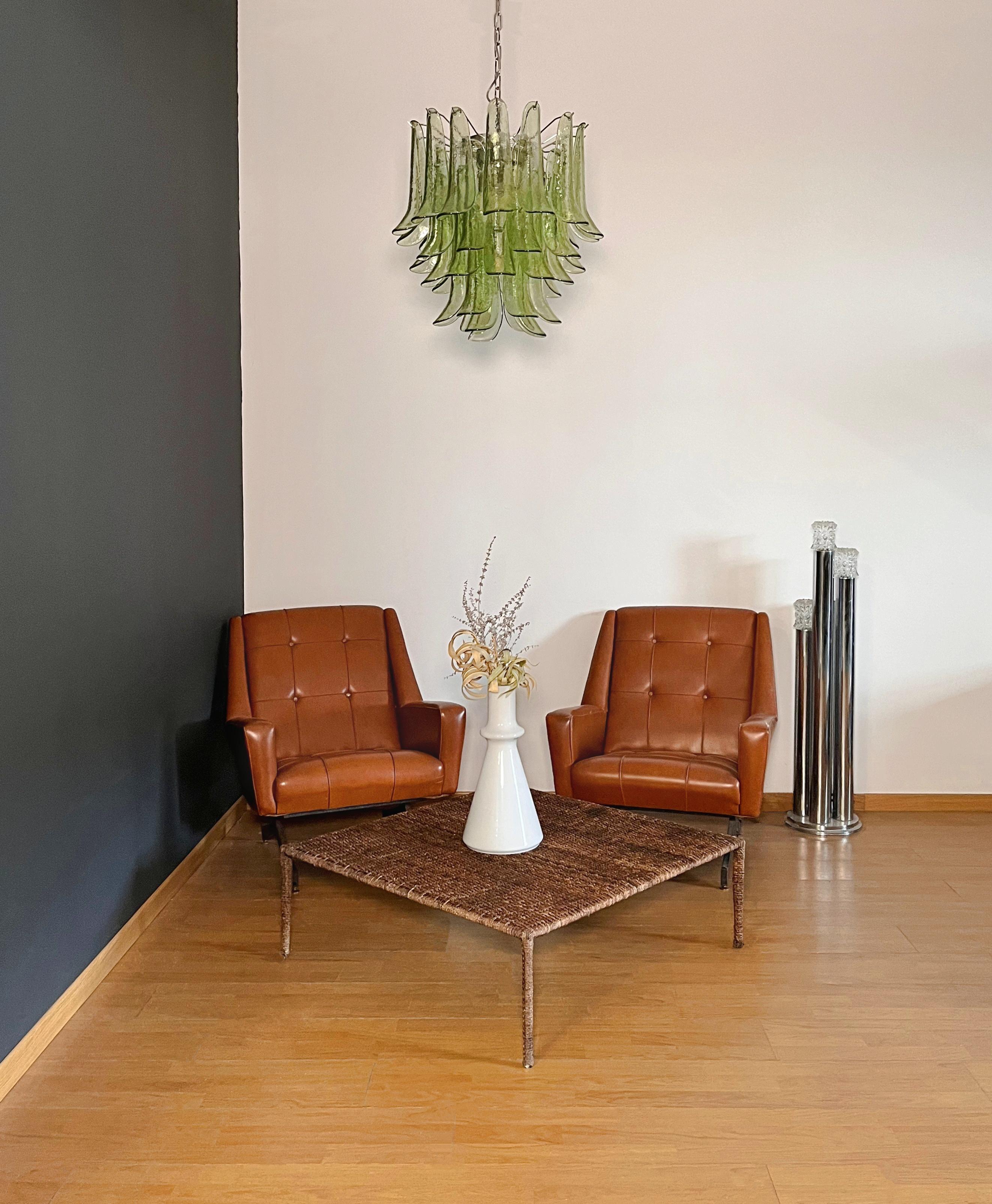 Italienischer Vintage-Kronleuchter aus Murano - Mazzega - 41 grüne Glasblütenblätter (Moderne der Mitte des Jahrhunderts) im Angebot