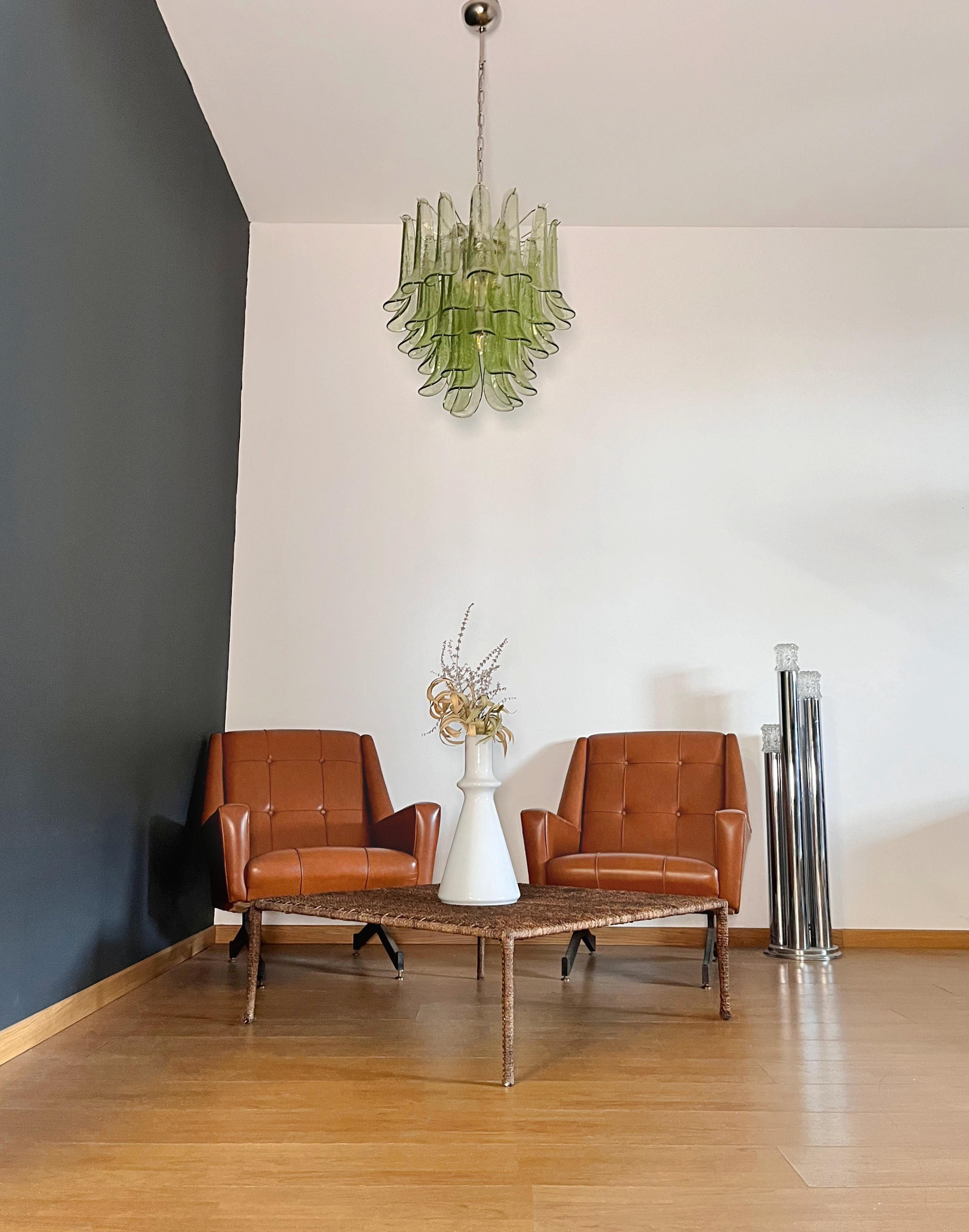 Italienischer Vintage-Kronleuchter aus Murano - Mazzega - 41 grüne Glasblütenblätter (Verzinkt) im Angebot