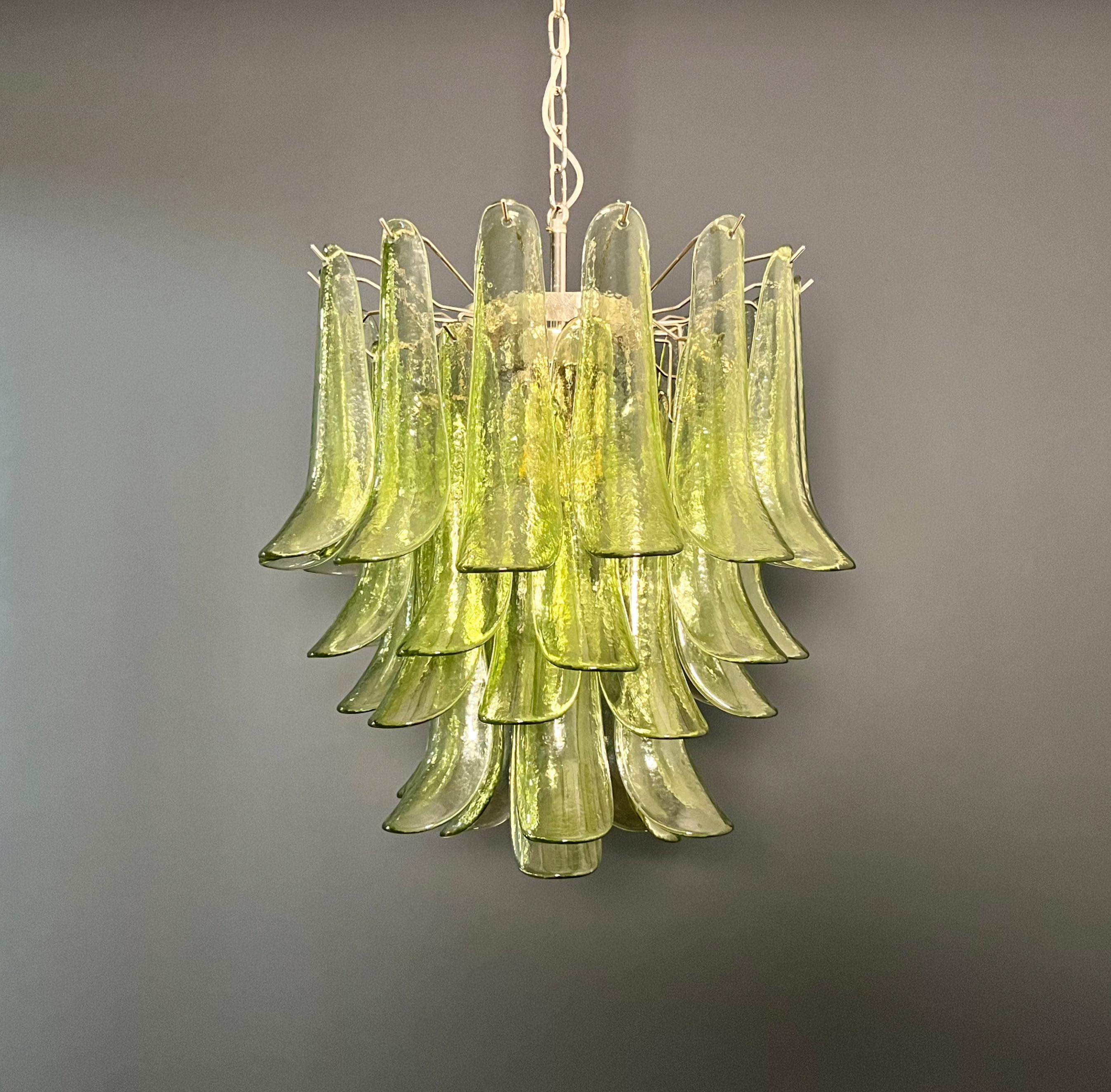 Italienischer Vintage-Kronleuchter aus Murano - Mazzega - 41 grüne Glasblütenblätter im Zustand „Gut“ im Angebot in Gaiarine Frazione Francenigo (TV), IT