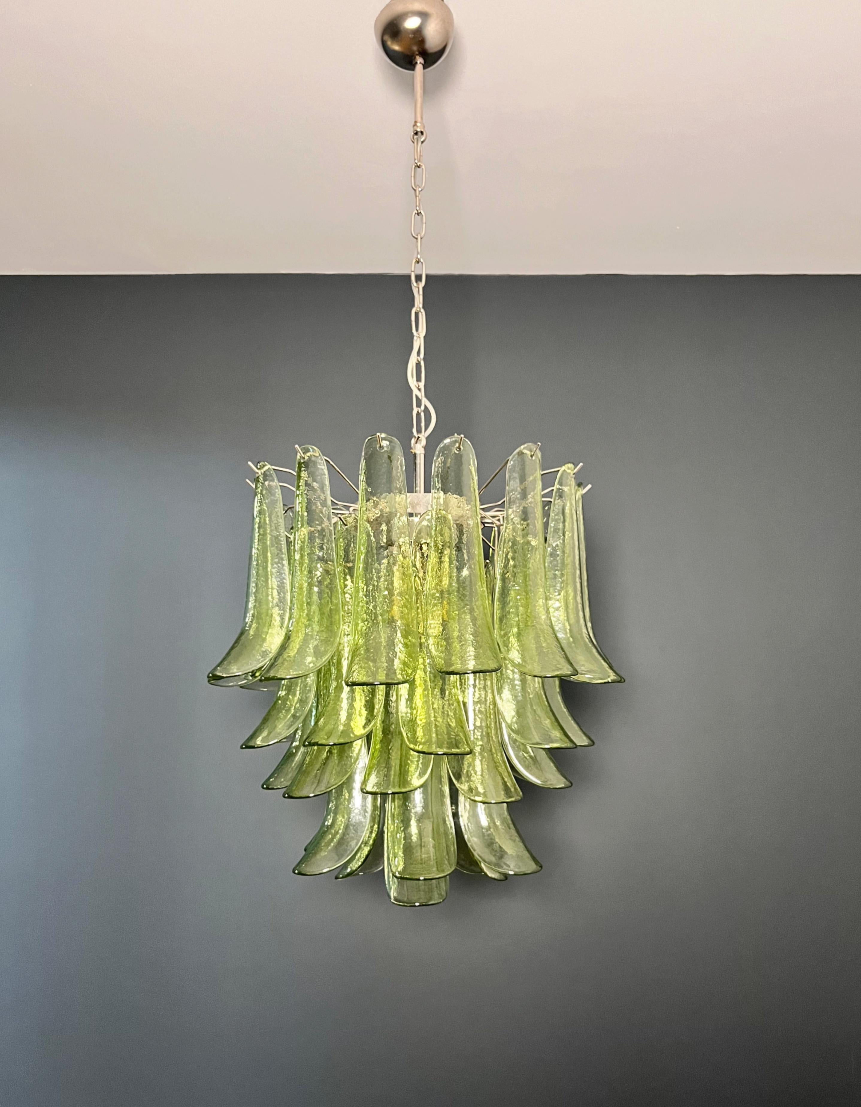 Italienischer Vintage-Kronleuchter aus Murano - Mazzega - 41 grüne Glasblütenblätter (20. Jahrhundert) im Angebot