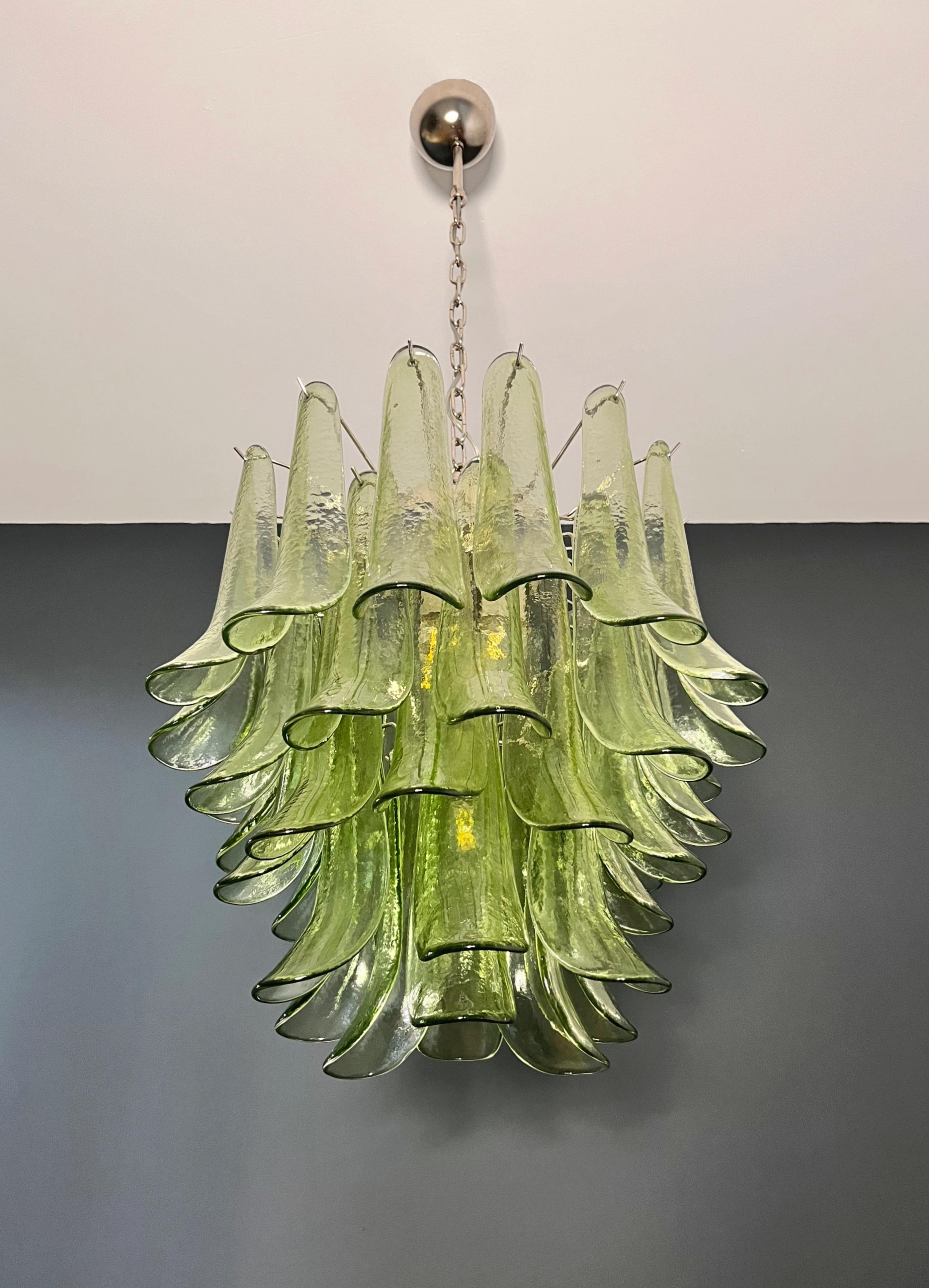 Italienischer Vintage-Kronleuchter aus Murano - Mazzega - 41 grüne Glasblütenblätter (Glaskunst) im Angebot