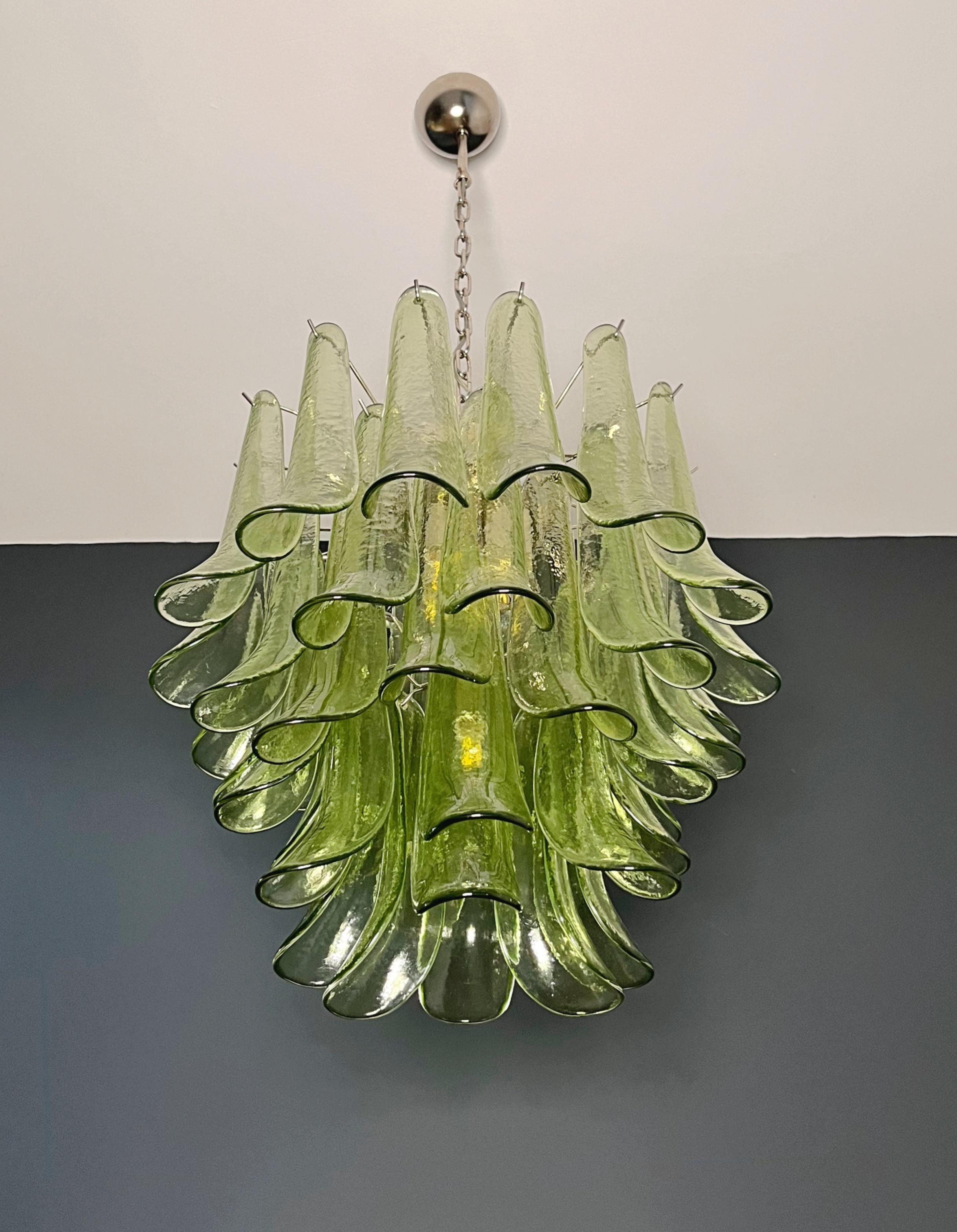 Italienischer Vintage-Kronleuchter aus Murano - Mazzega - 41 grüne Glasblütenblätter im Angebot 1