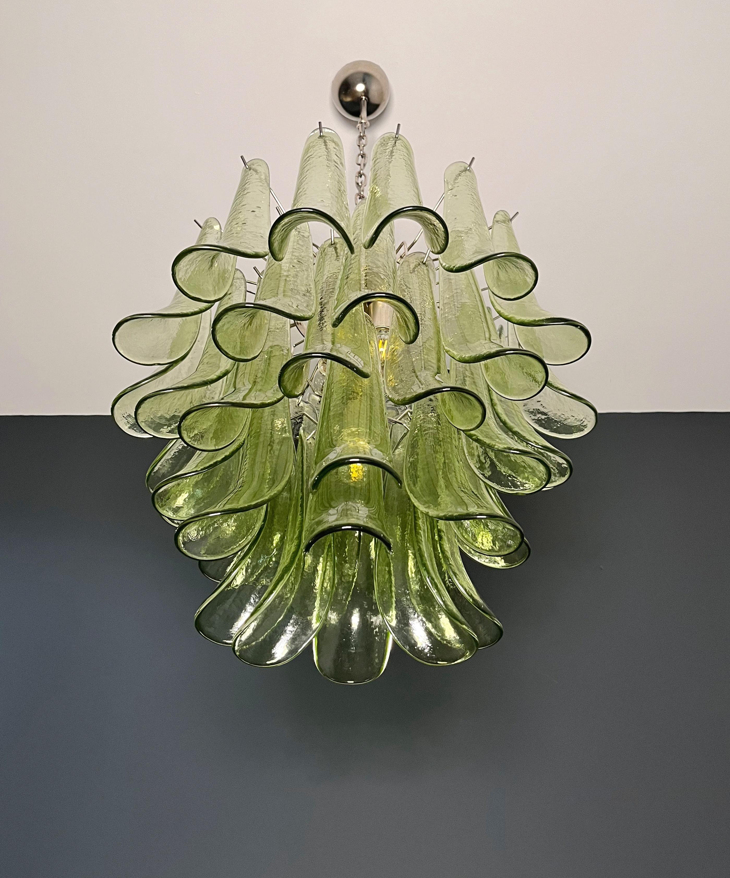 Italienischer Vintage-Kronleuchter aus Murano - Mazzega - 41 grüne Glasblütenblätter im Angebot 2