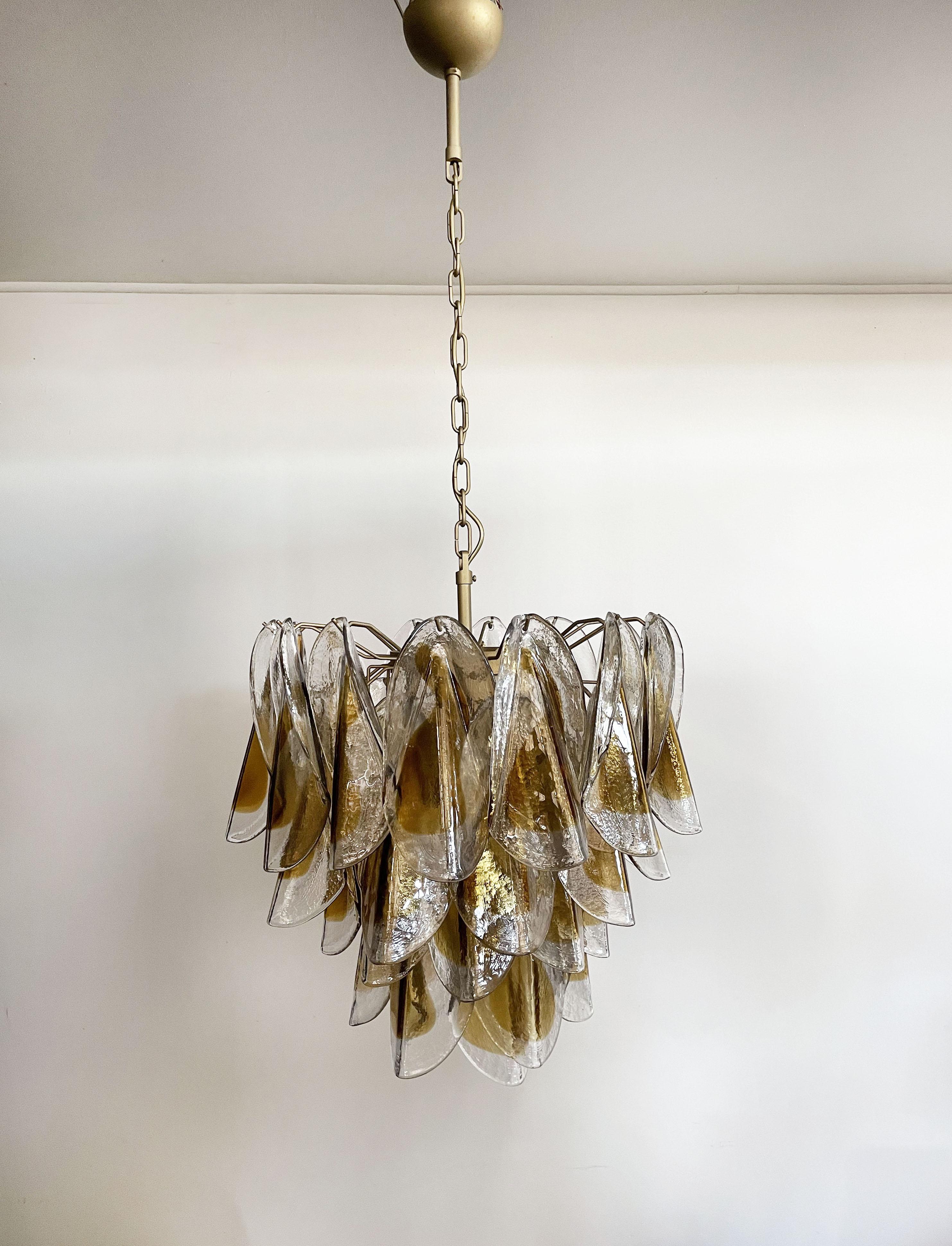 Seltener italienischer Murano-Kronleuchter im Vintage-Stil.  Die Leuchte besteht aus 41 einzelnen mundgeblasenen Glaselementen (transparent und bernsteinfarben), die an einem goldfarbenen Metallrahmen hängen. Jedes Stück klar mit bernsteinfarbenem