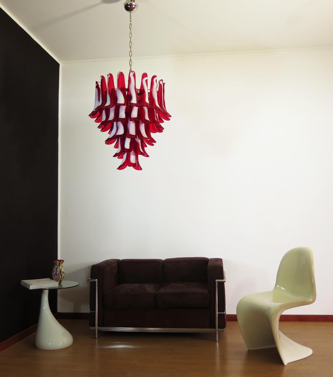 Huge Italian vintage Murano chandelier made by 52 glass petals (red and white “lattimo”) in a chrome frame.
Period: Late 20th century
Dimensions: 55.10 inches (140 cm) height with chain; 29.50 inches (75 cm) height without chain; 26 inches (66 cm)