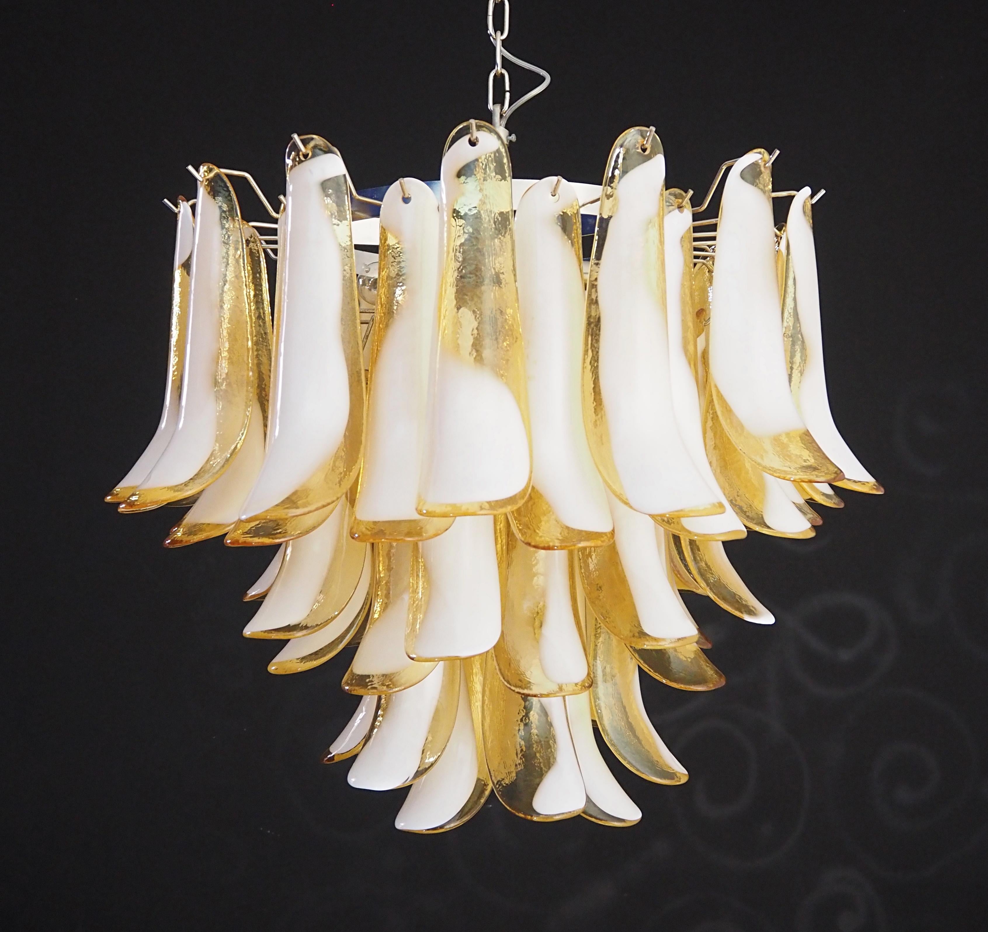 Italian vintage Murano chandelier - Mazzega - 53 caramel lattimo glass petals For Sale 7