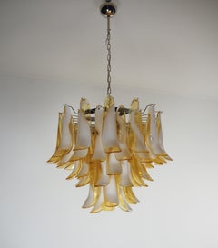 Italian vintage Murano chandelier - Mazzega - 53 caramel lattimo glass petals