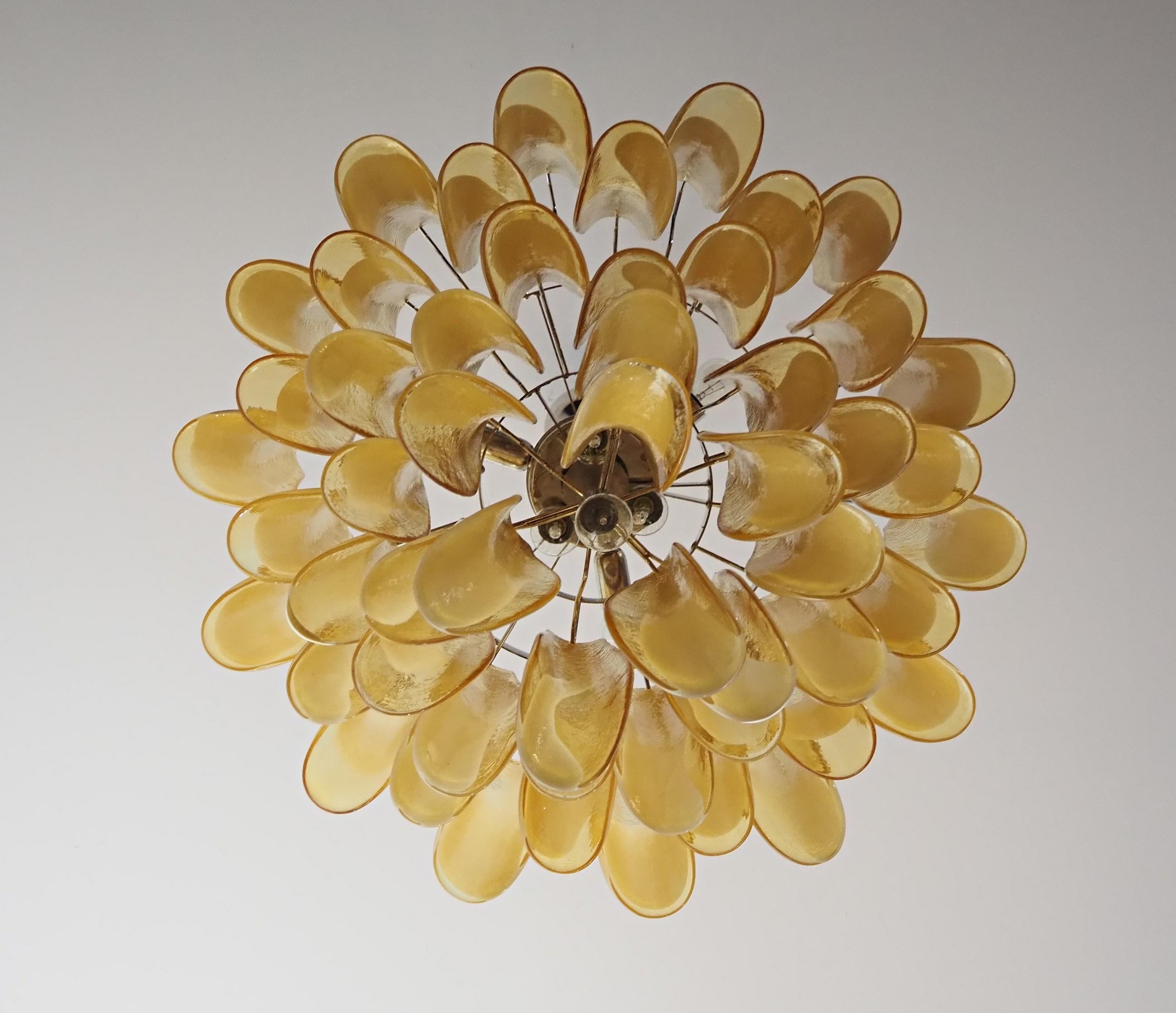 20th Century Italian vintage Murano chandelier - Mazzega - 53 caramel lattimo glass petals For Sale