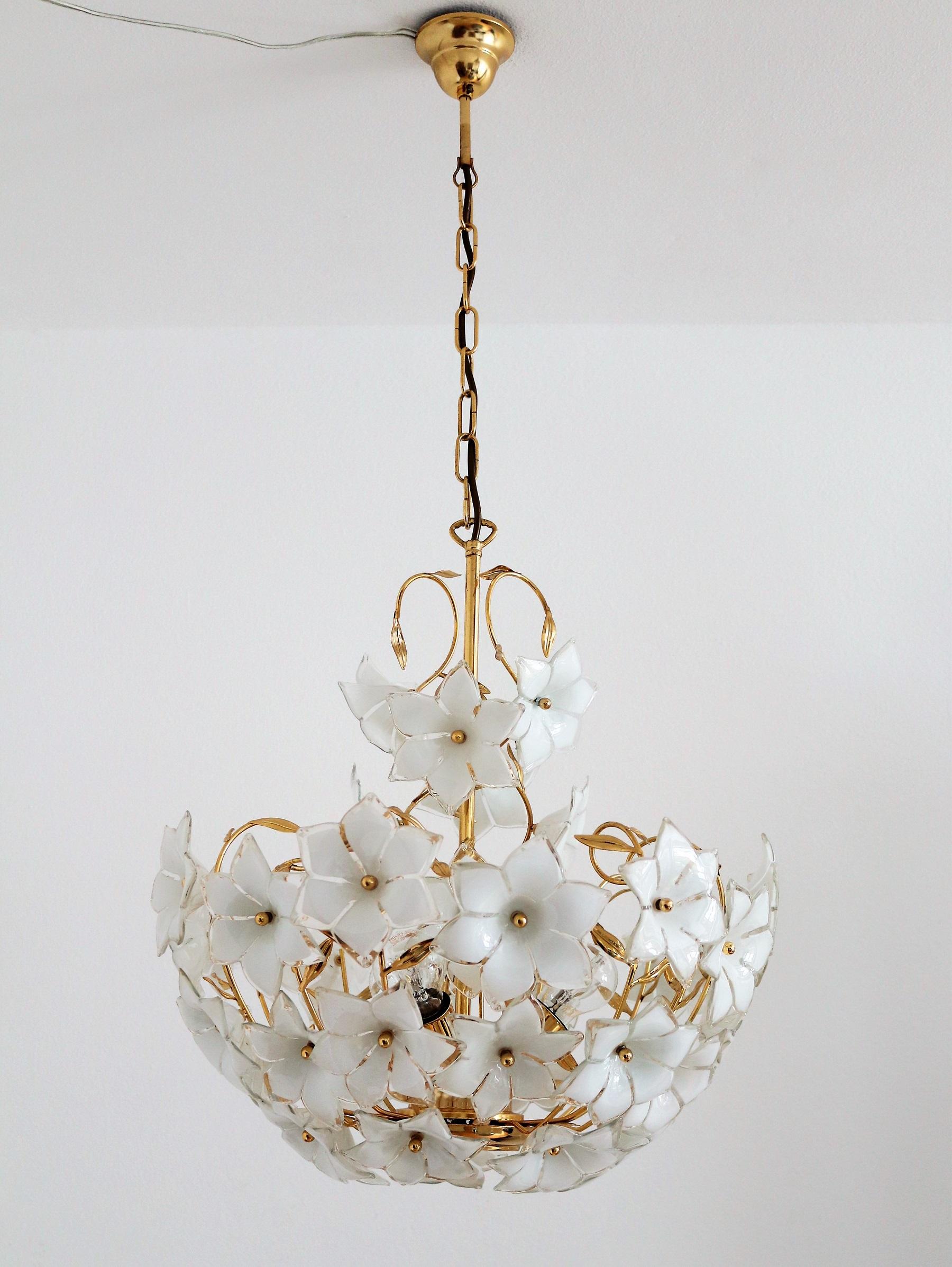 Gorgeous Italian big chandelier with beautiful glass flowers and gilt metal and brass frame.
Made in Italy in the 1970s, all parts are original and in excellent condition and shape.
The chandelier works with three standard Edison bulbs E27, max.