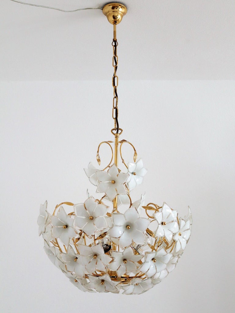 Gorgeous Italian big chandelier with beautiful glass flowers and gilt metal and brass frame.
Made in Italy in the 1970s, all parts are original and in excellent condition and shape.
The chandelier works with three standard Edison bulbs E27, max.