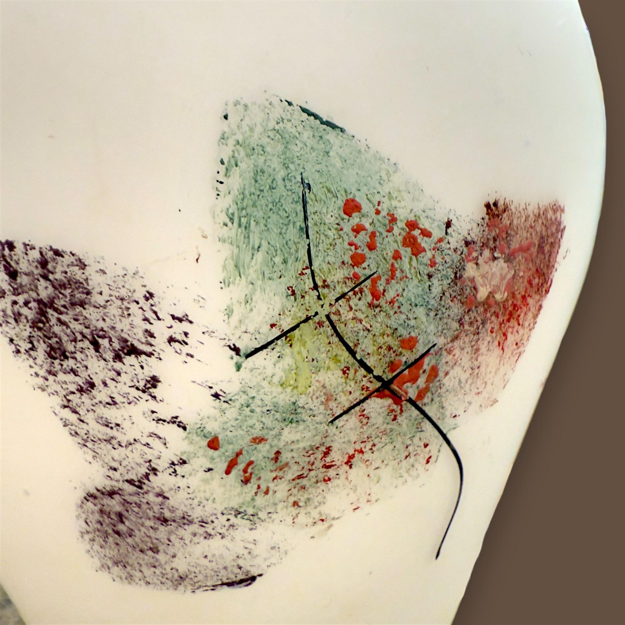 Apportez une touche poétique à votre intérieur avec cette lampe vintage italienne au charme intemporel, alliant verre de Murano et acier chromé dans une composition raffinée. Sa base en forme d'amphore, ornée de feuilles d'automne peintes à la main,