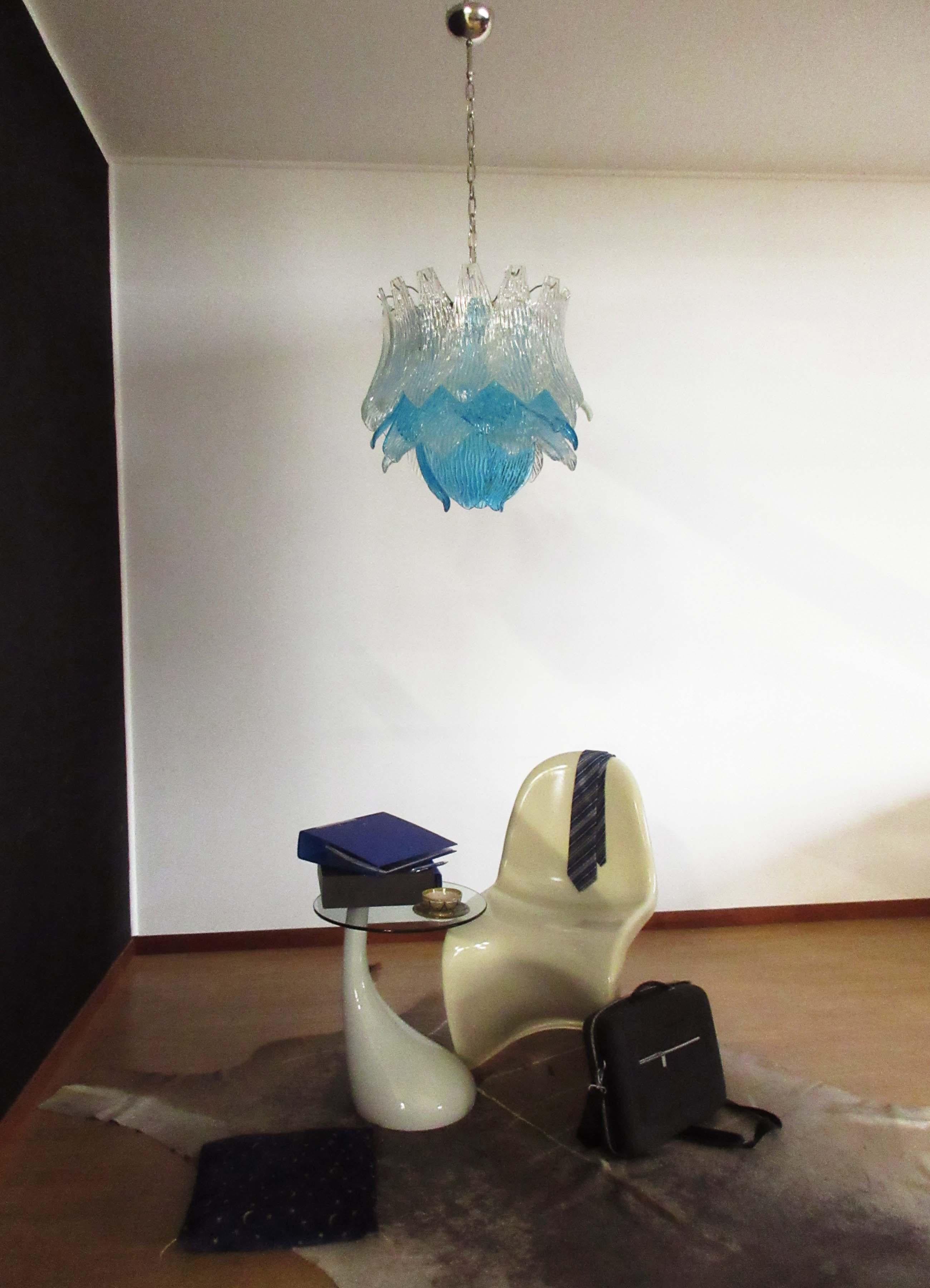 Araña italiana vintage de cristal de Murano - 38 vidrios - azul y trasparente Vidrio artístico en venta