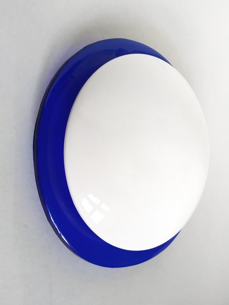 Una meravigliosa montatura a incasso d'epoca in vetro bianco opalino e blu soffiato a mano.
Italia, anni '70-'80.
Attacco lampada: Una E27 (US E26).

Disponibile in verde e blu/ciano, vedi le ultime due foto.
   
