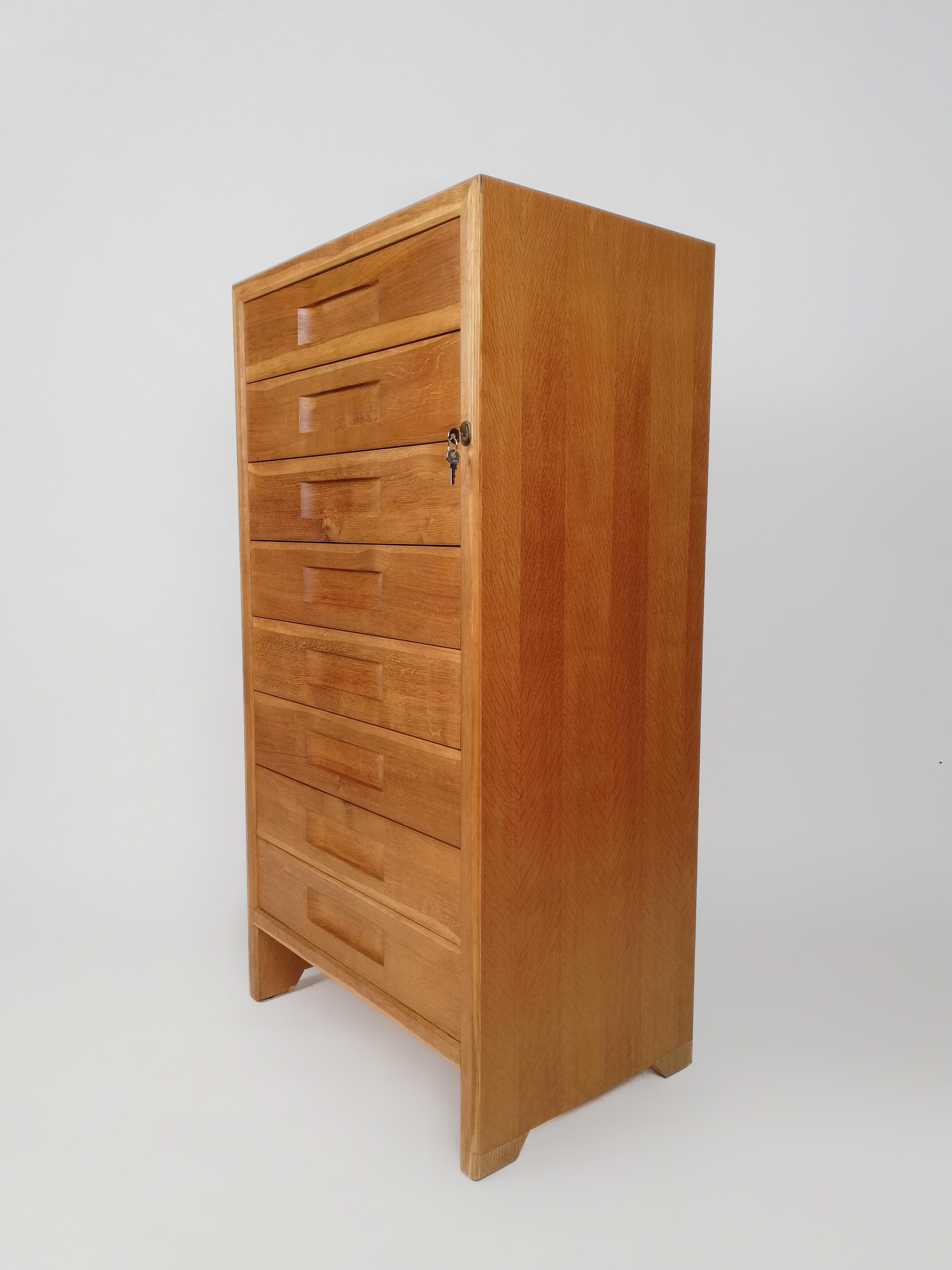Italian vintage office chest of drawers, made between the 50s and 60s in solid birch and oak.
Recently subjected to a complete restoration, it has 7 drawers that slide easily in their guides, handles carved in solid oak slabs and the possibility of