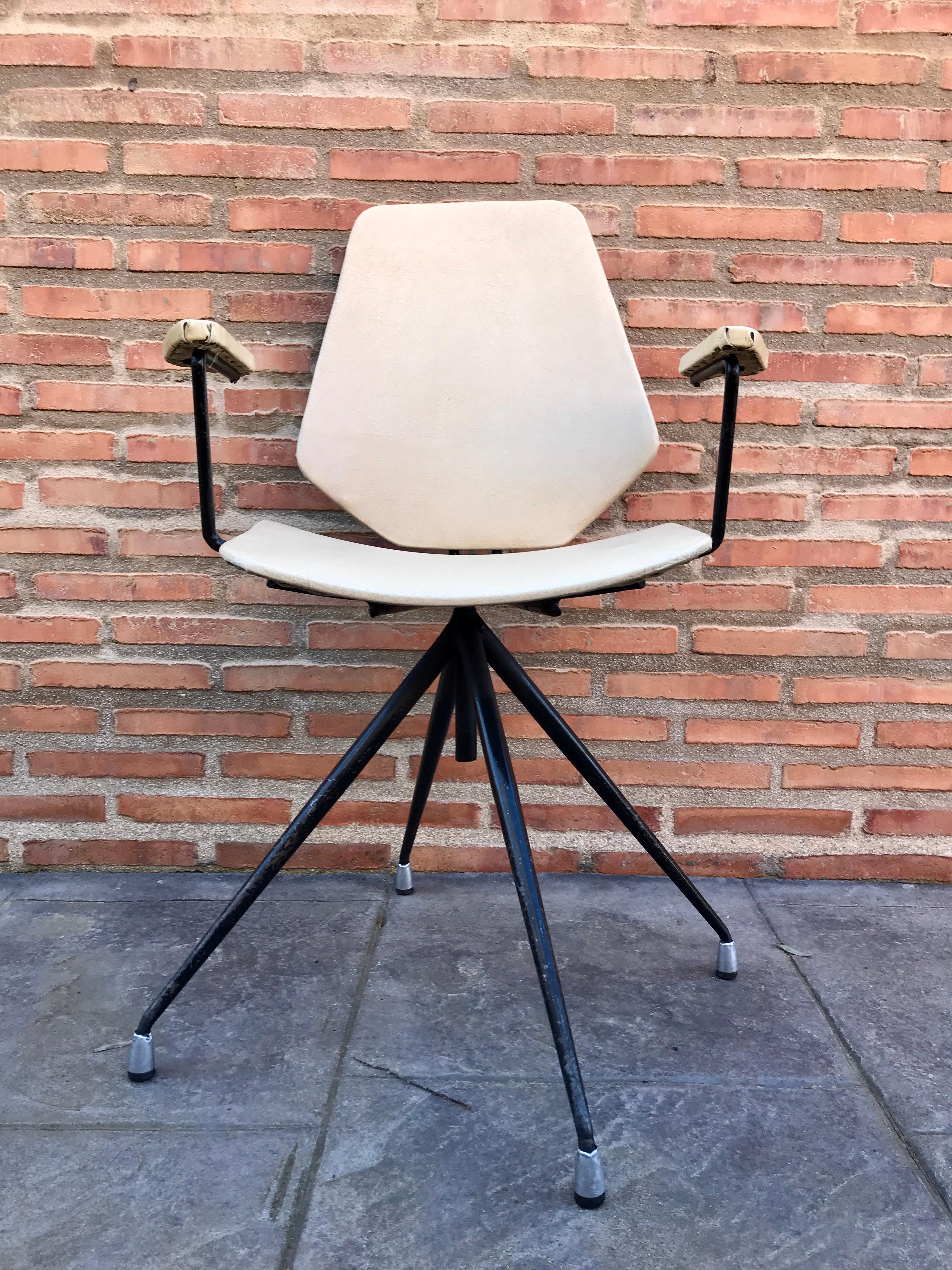 Vintage swivel chair not adjustable in height with star-shaped base. Ideal in the office to receive your clients! Original leather covering in good aesthetic condition, iron structure that may show some traces of oxidation.