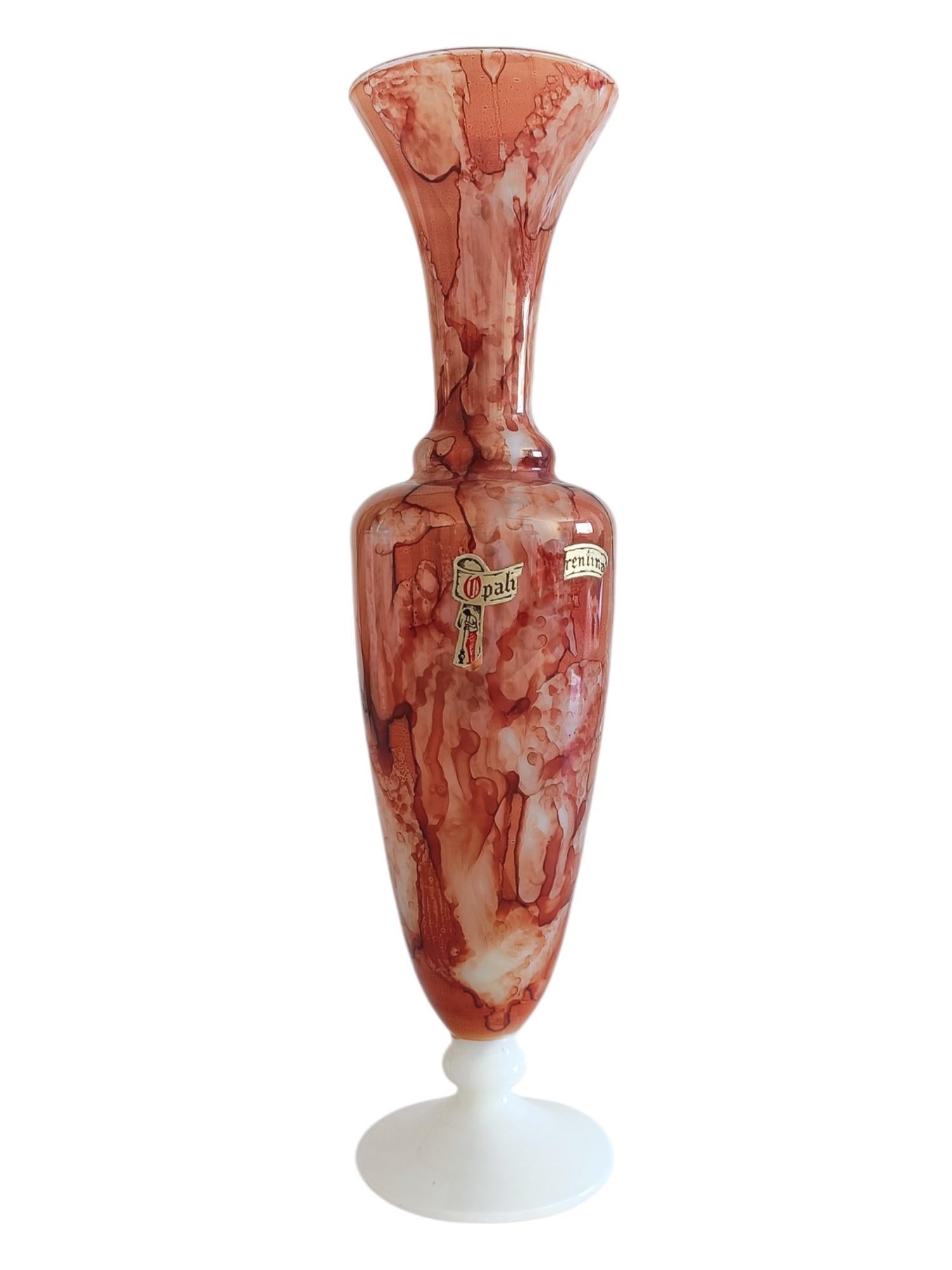 Vaso a forma di clessidra in vetro opalino marmorizzato della metà del secolo scorso, Firenze, 1950 ca. in vendita 2