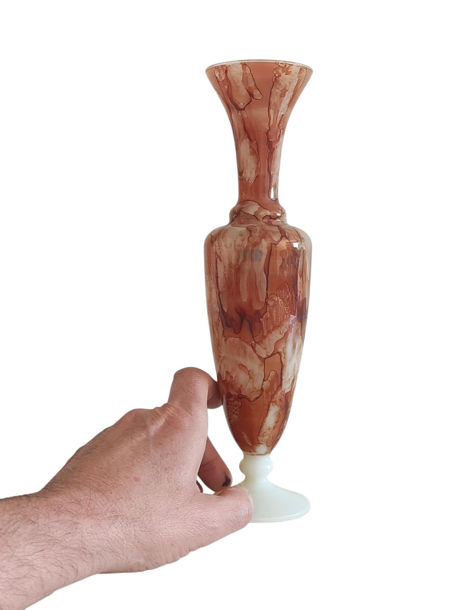 Neorinascimentale Vaso a forma di clessidra in vetro opalino marmorizzato della metà del secolo scorso, Firenze, 1950 ca. in vendita