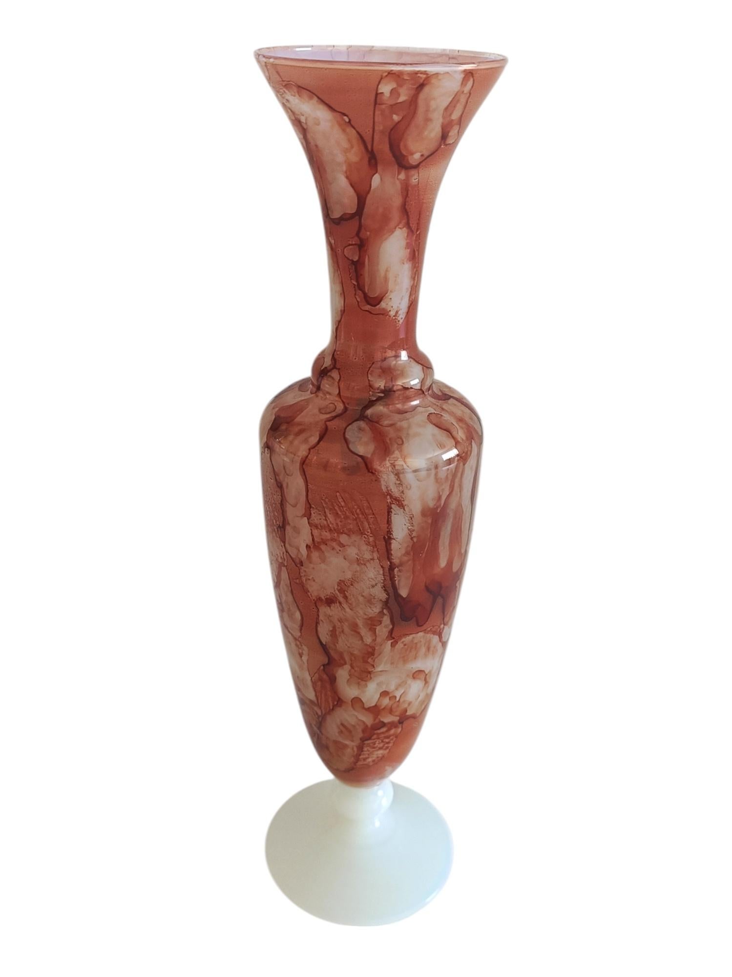 Italiano Vaso a forma di clessidra in vetro opalino marmorizzato della metà del secolo scorso, Firenze, 1950 ca. in vendita