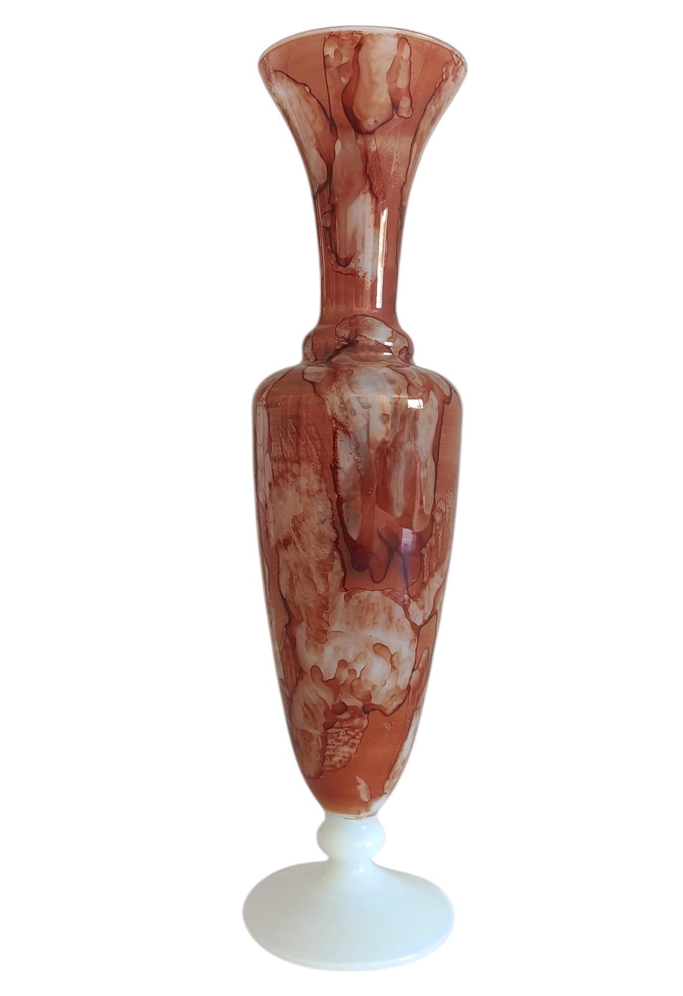 Fatto a mano Vaso a forma di clessidra in vetro opalino marmorizzato della metà del secolo scorso, Firenze, 1950 ca. in vendita