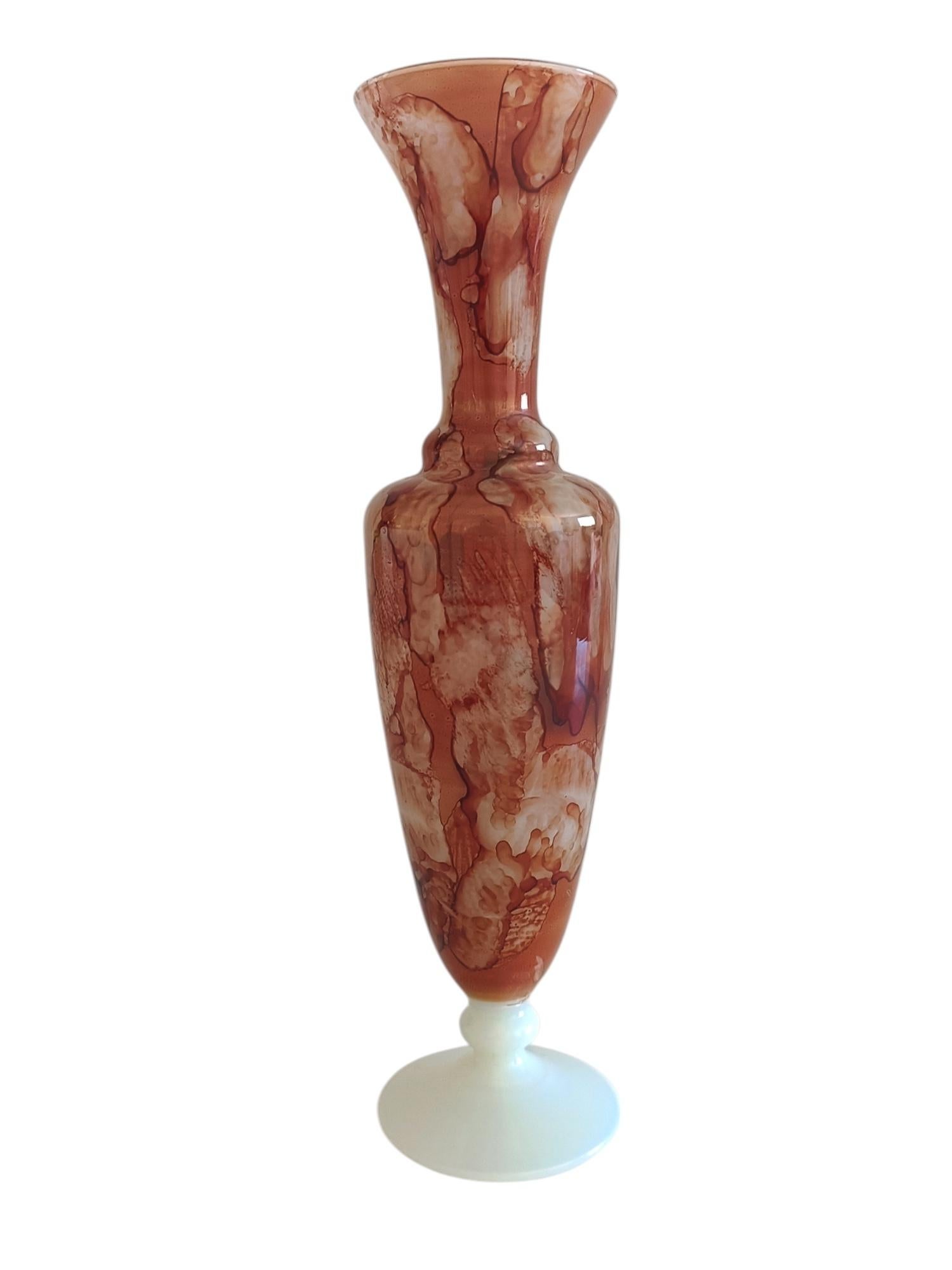 Vaso a forma di clessidra in vetro opalino marmorizzato della metà del secolo scorso, Firenze, 1950 ca. In condizioni ottime in vendita a Valencia, VC