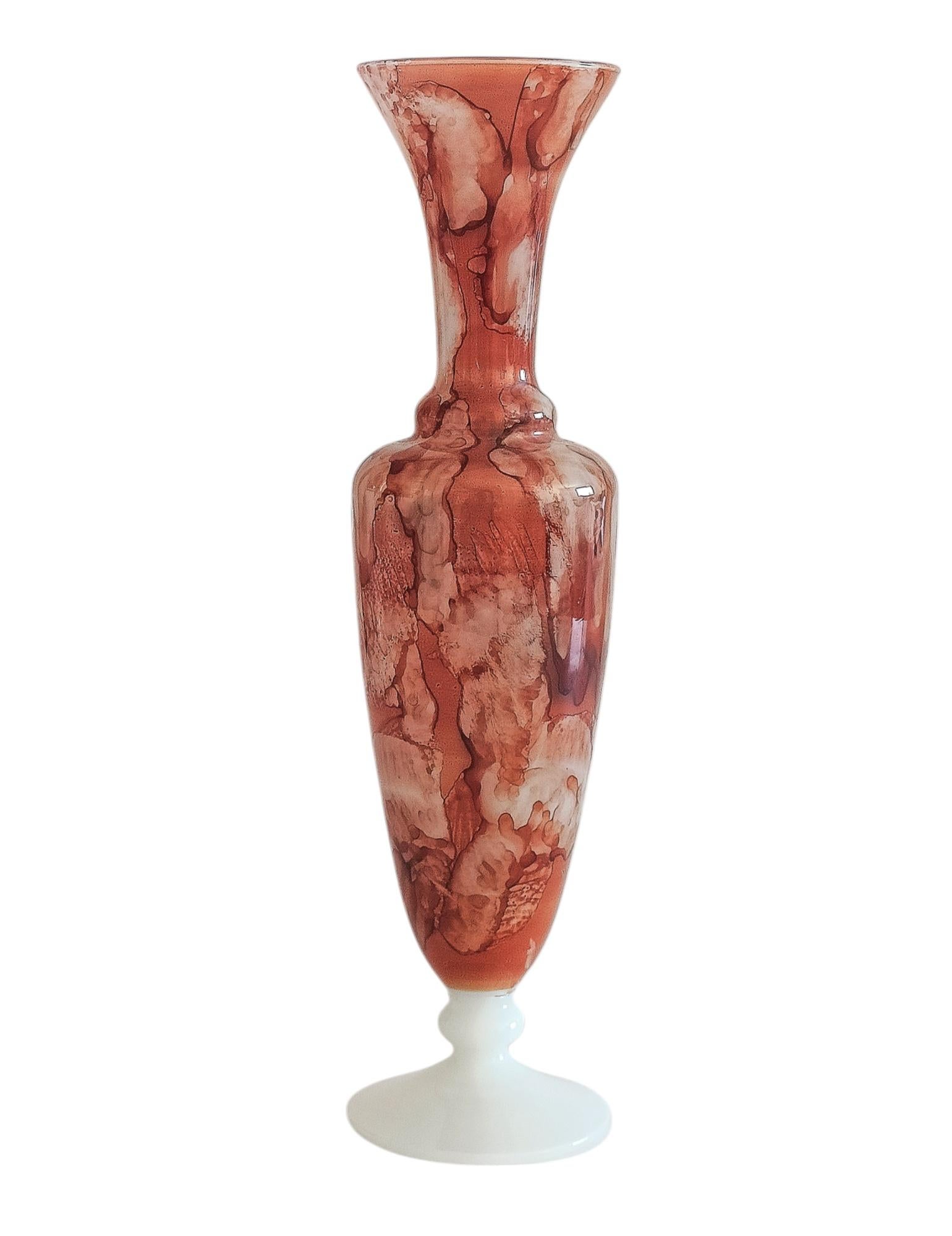 XX secolo Vaso a forma di clessidra in vetro opalino marmorizzato della metà del secolo scorso, Firenze, 1950 ca. in vendita