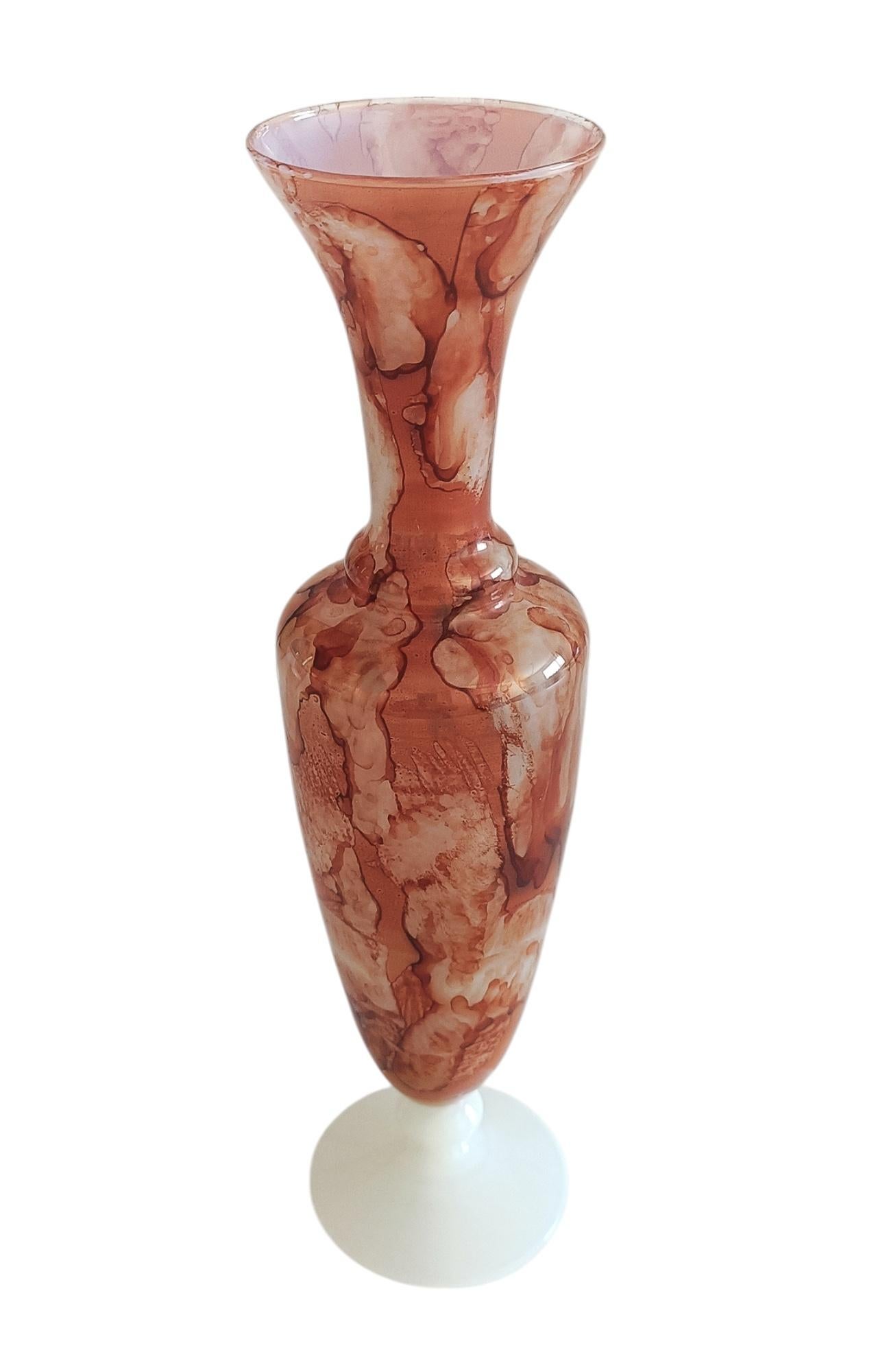 Opale Vaso a forma di clessidra in vetro opalino marmorizzato della metà del secolo scorso, Firenze, 1950 ca. in vendita