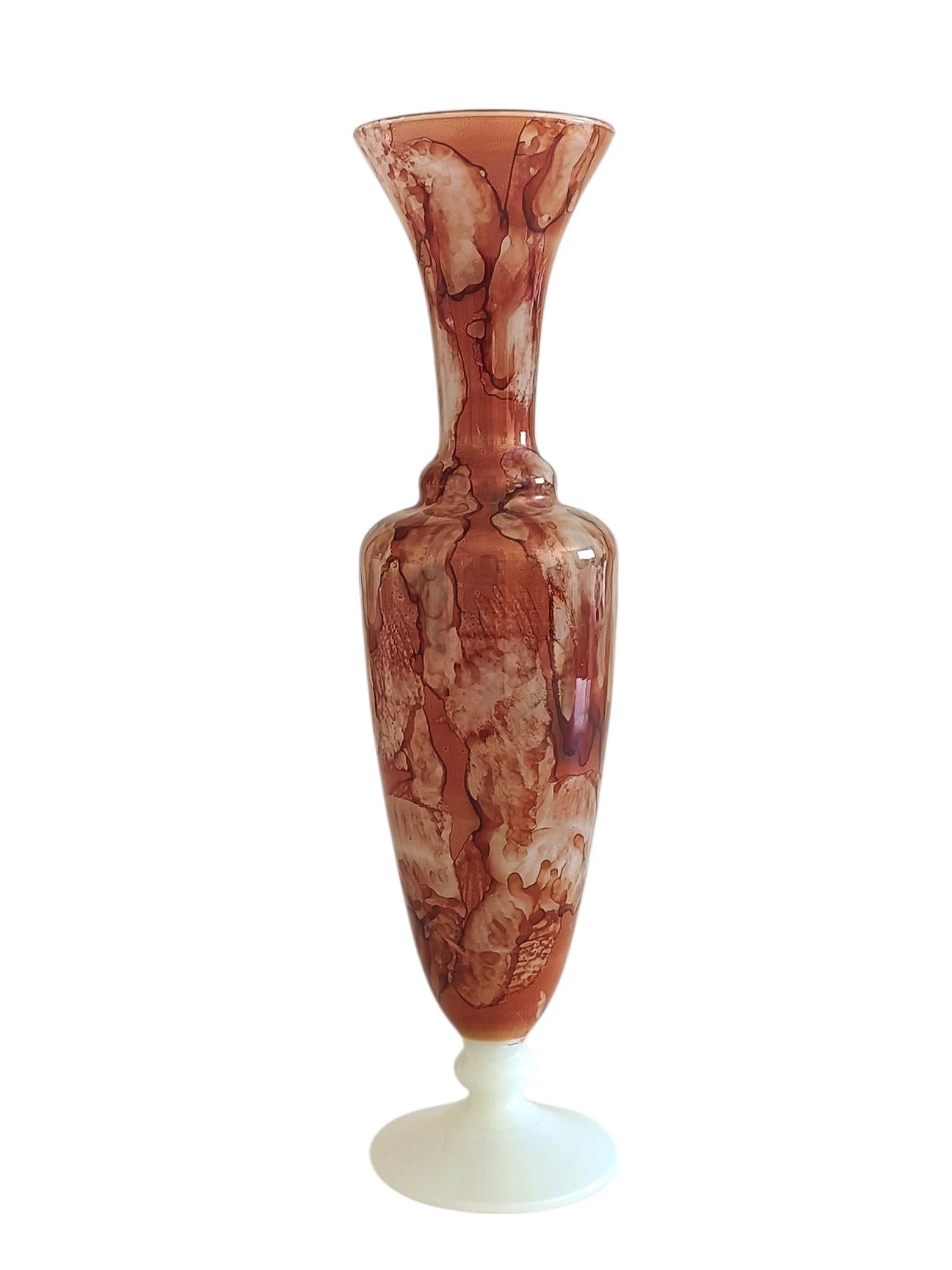 Vaso a forma di clessidra in vetro opalino marmorizzato della metà del secolo scorso, Firenze, 1950 ca. in vendita 1