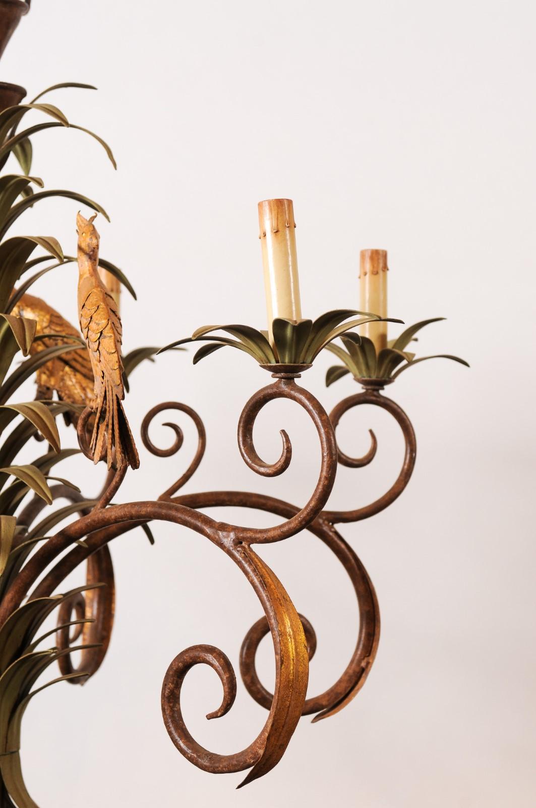 Italienischer Vintage-Kronleuchter aus bemaltem Zinn mit Palmenblättern und tropischen Vögeln, Vintage im Zustand „Relativ gut“ im Angebot in Atlanta, GA