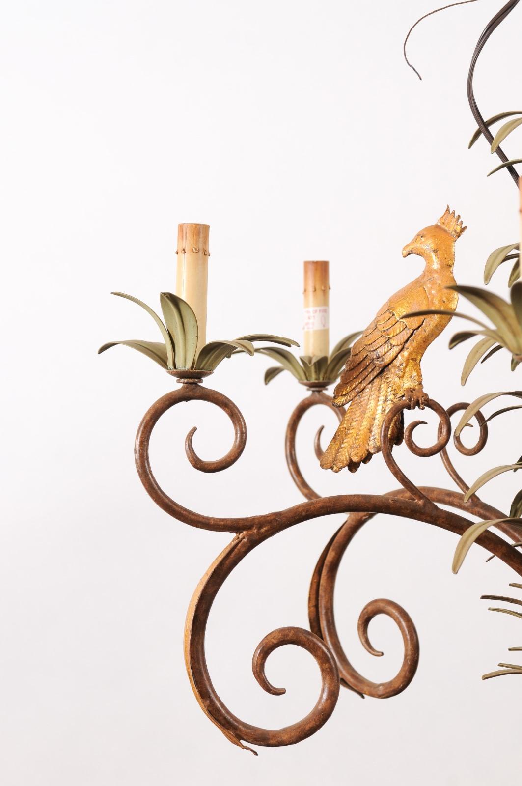 Italienischer Vintage-Kronleuchter aus bemaltem Zinn mit Palmenblättern und tropischen Vögeln, Vintage (20. Jahrhundert) im Angebot