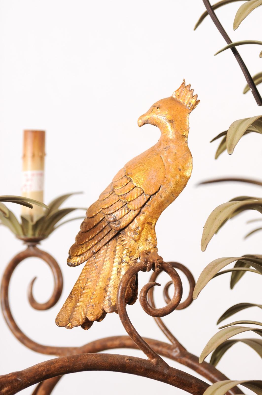 Italienischer Vintage-Kronleuchter aus bemaltem Zinn mit Palmenblättern und tropischen Vögeln, Vintage im Angebot 1