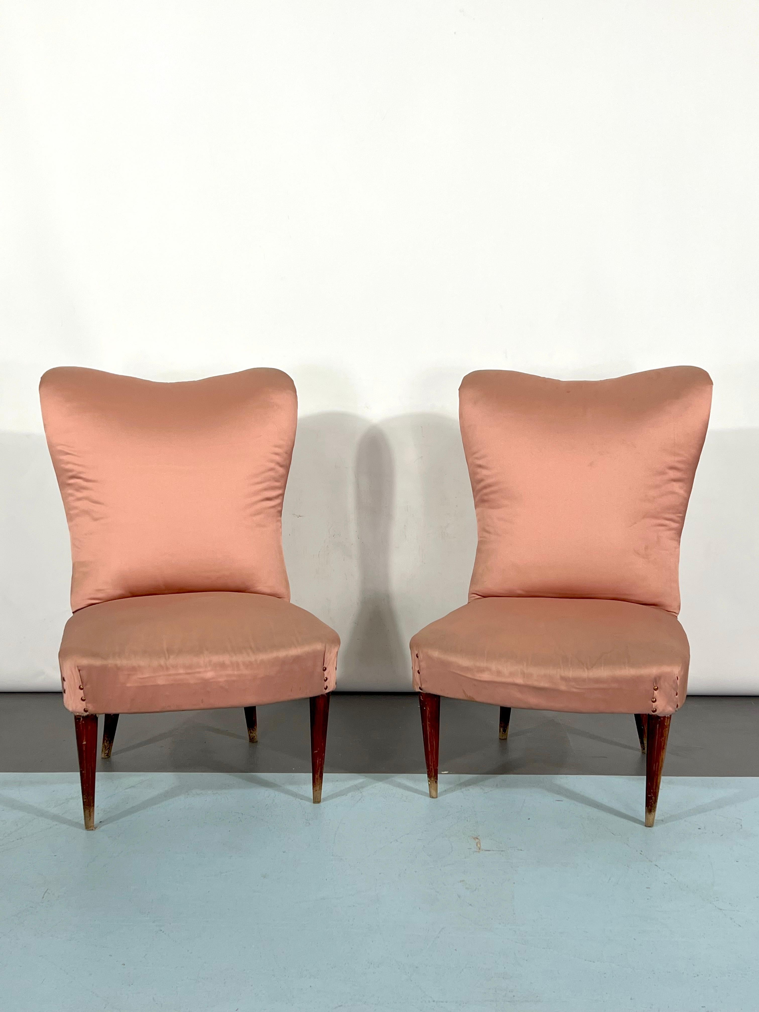 Original vintage condition with trace of age and use for this set of two armchairs reminiscent of Gio Ponti style. Fabric with small defects.