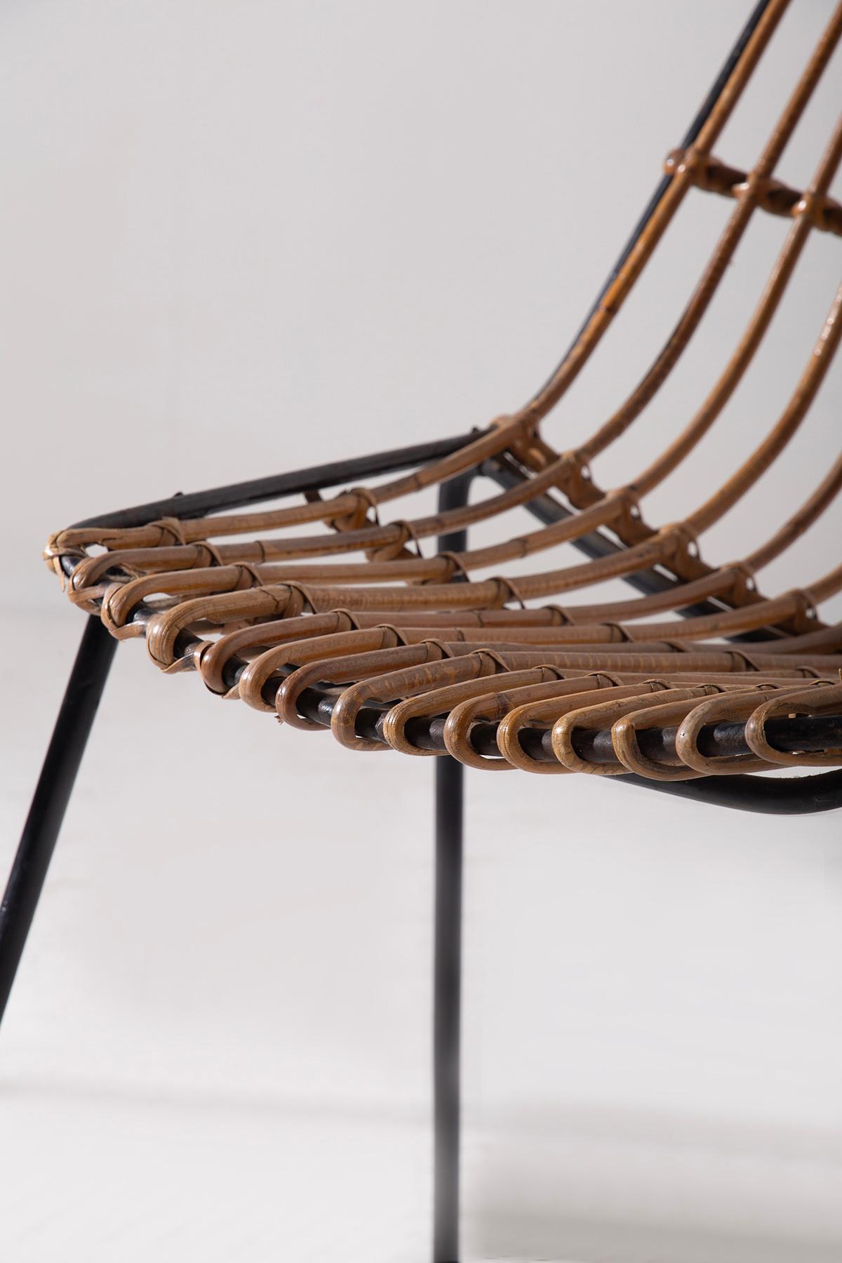 Dieses Paar Rattanstühle ist ein raffiniertes Beispiel für leichtes und funktionales Design, typisch für die 1950er und 60er Jahre, bei dem die Einfachheit der Formen auf die Handwerkskunst des Materials trifft. Die Stühle, die sich durch ein