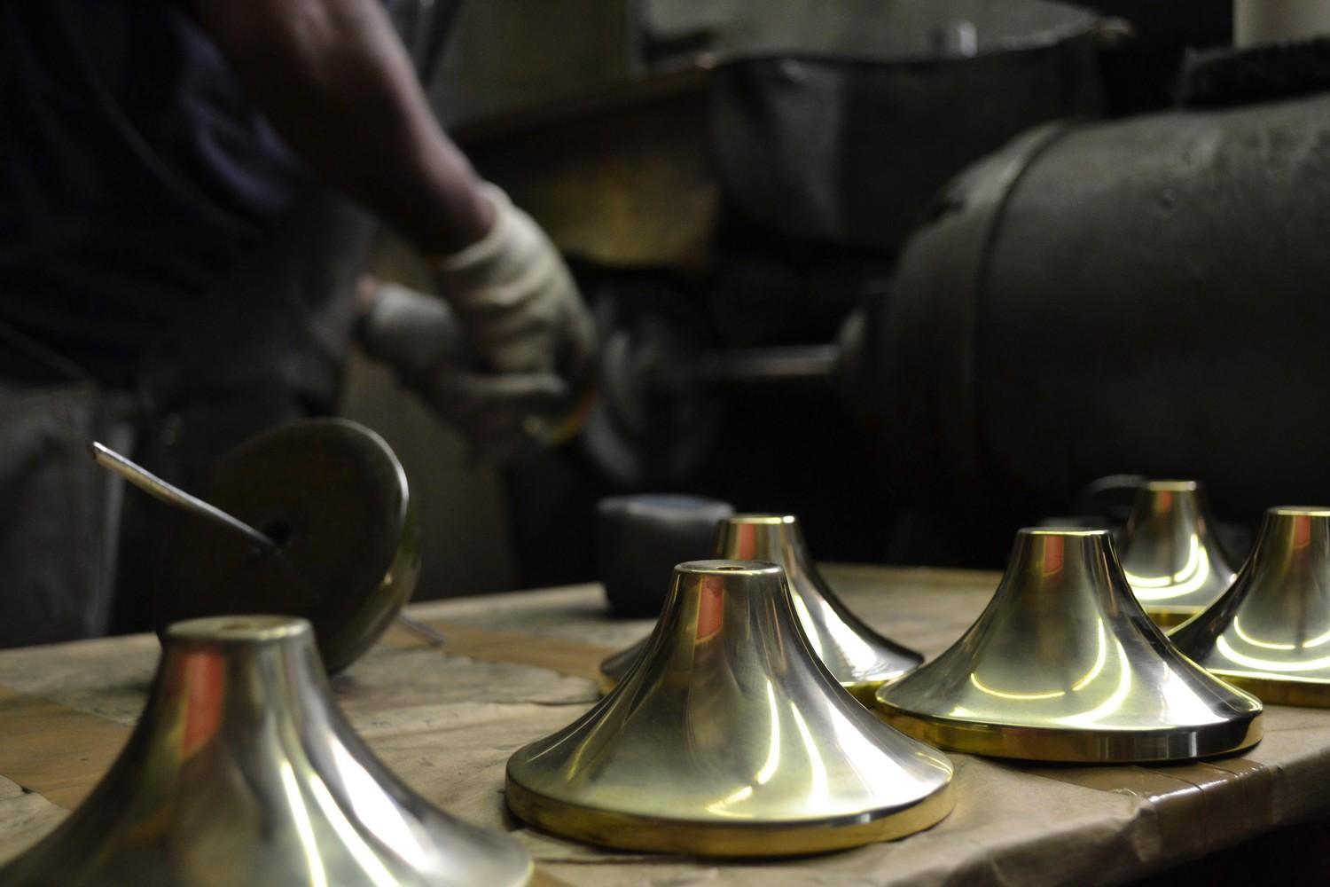 Paire de lampes de bureau italiennes vintage en laiton poli « sans abat-jour » en vente 7