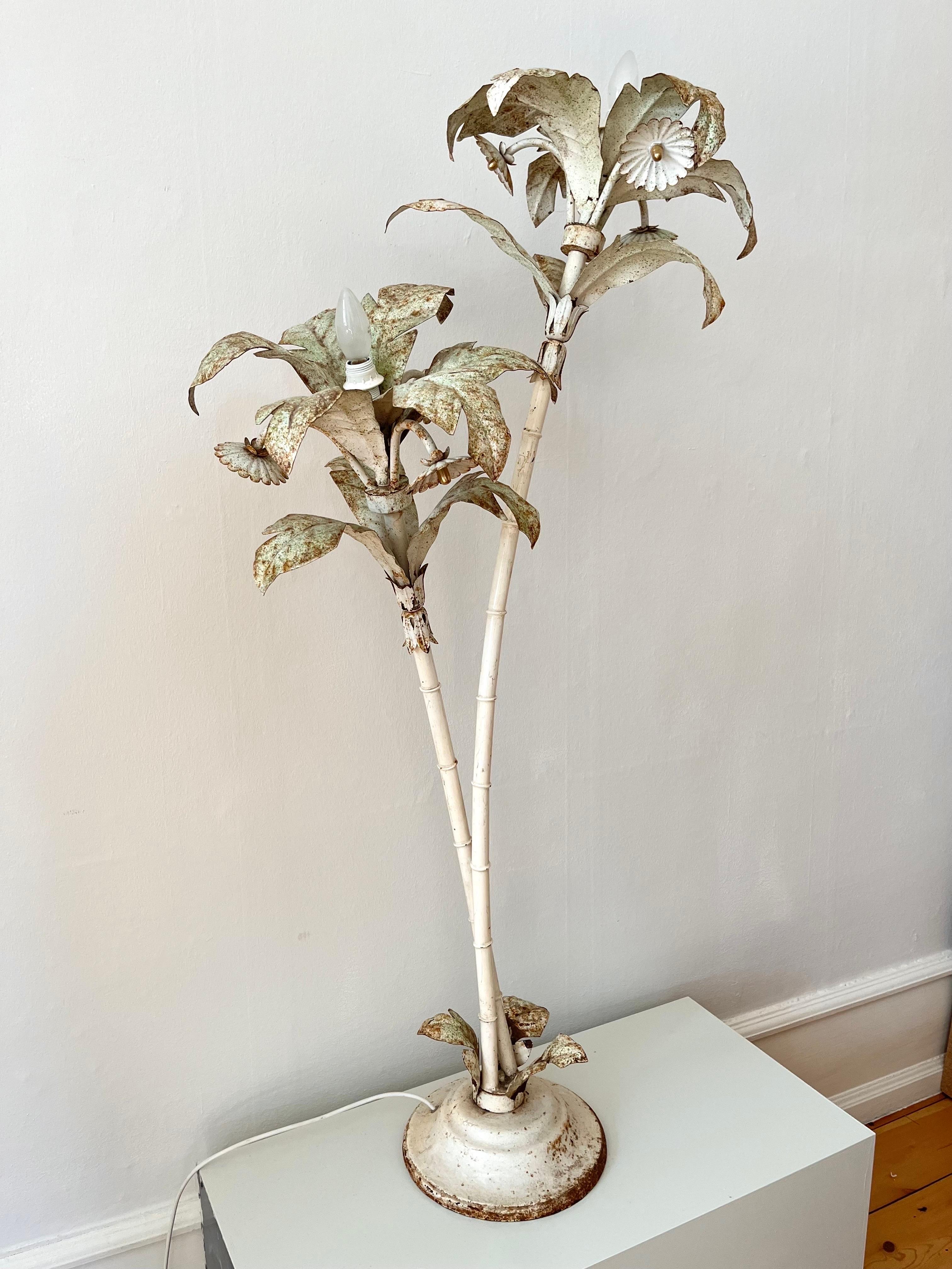 Lampada da terra Vintage Lamp in metallo patinato

Lampada da terra a palma vintage italiana di grande effetto. Realizzato in metallo patinato, questo pezzo unico cattura l'essenza dell'eleganza tropicale e del design di metà secolo. La lampada
