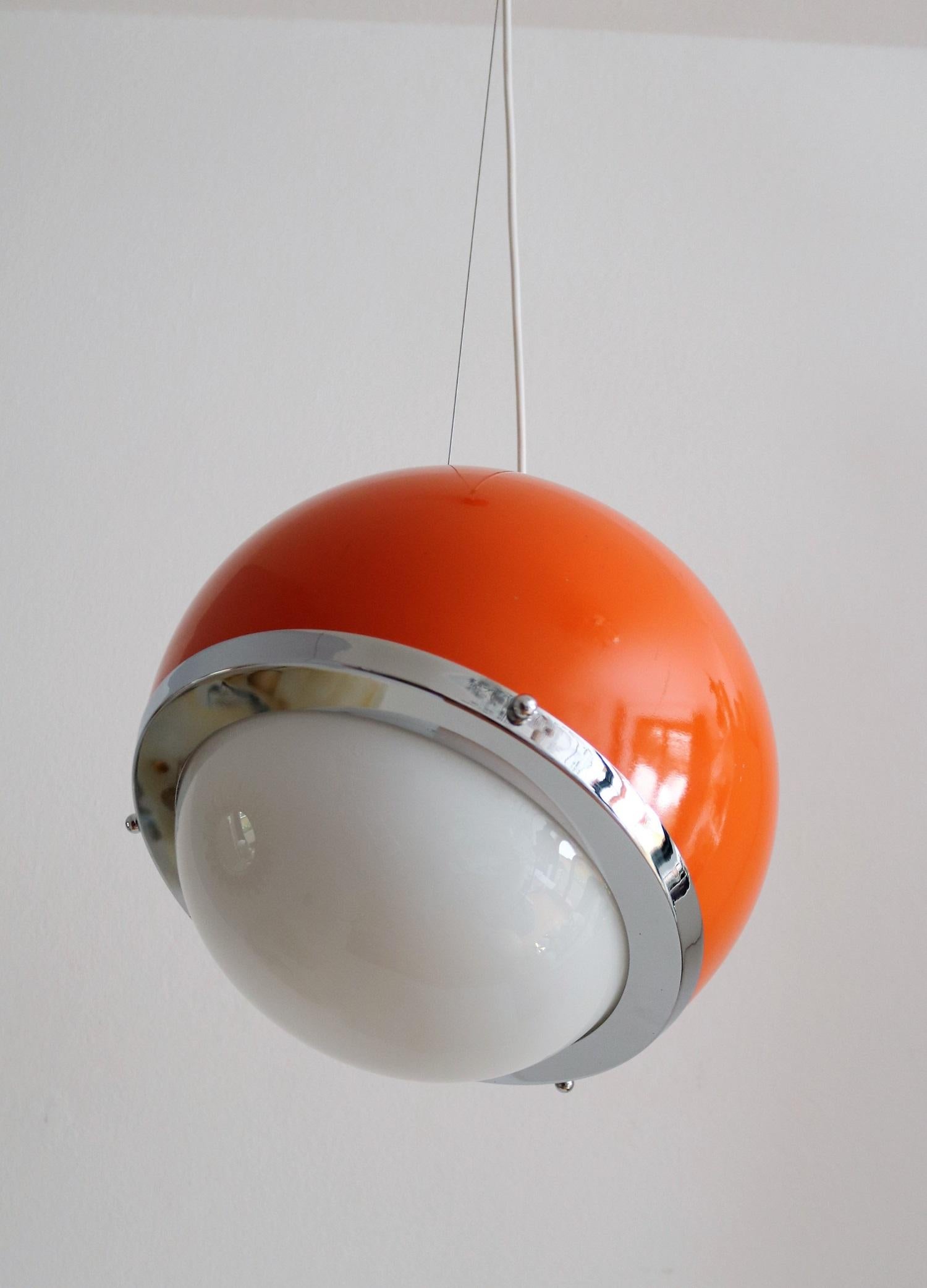Milieu du XXe siècle Lampe suspendue italienne du milieu du siècle dernier de l'ère spatiale en verre et aluminium, années 1960 en vente