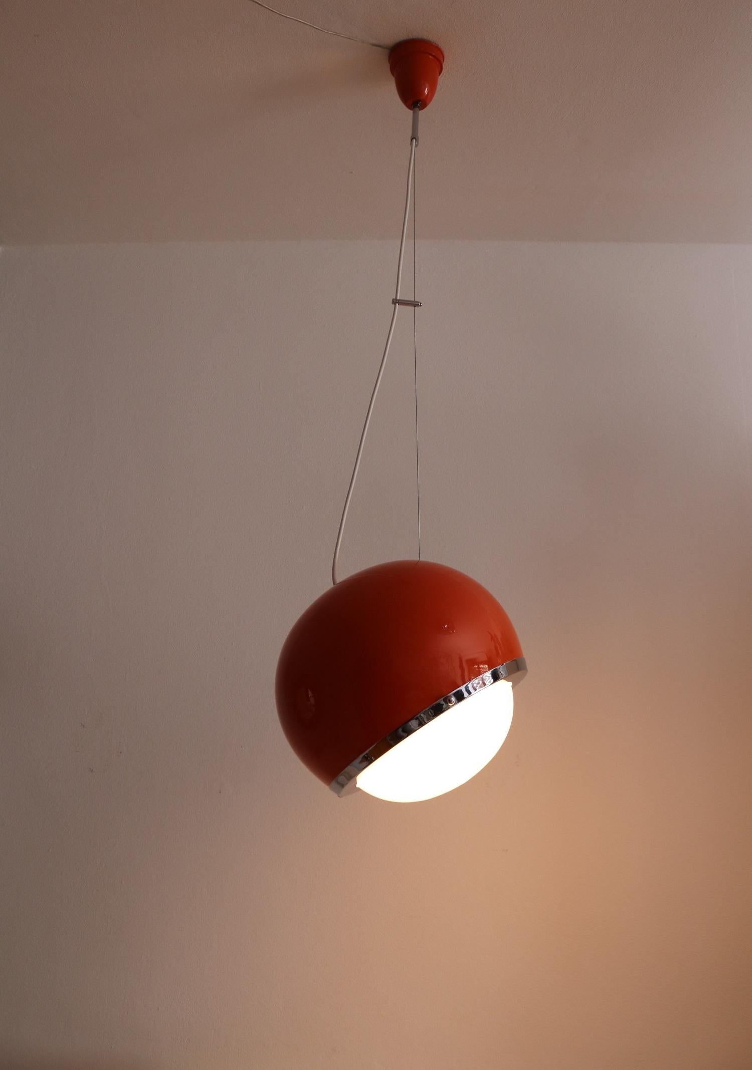 Italian Midcentury Pendant Lamp from the Space Age in Glass and Aluminium, 1960s In Good Condition For Sale In Morazzone, Varese
