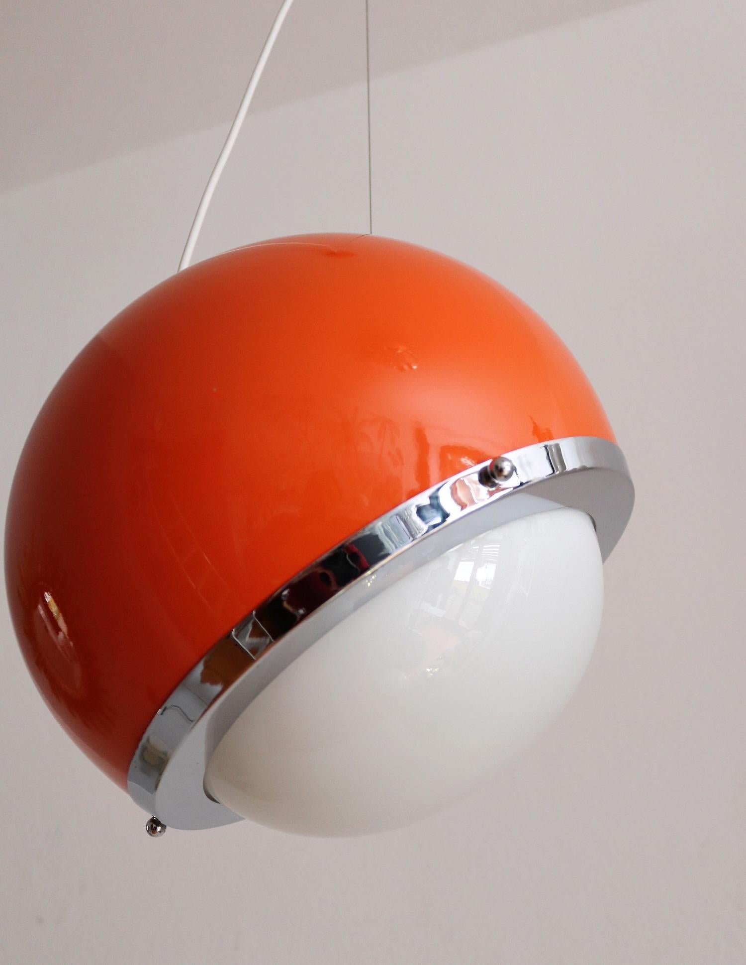 Lampe suspendue italienne du milieu du siècle dernier de l'ère spatiale en verre et aluminium, années 1960 en vente 1