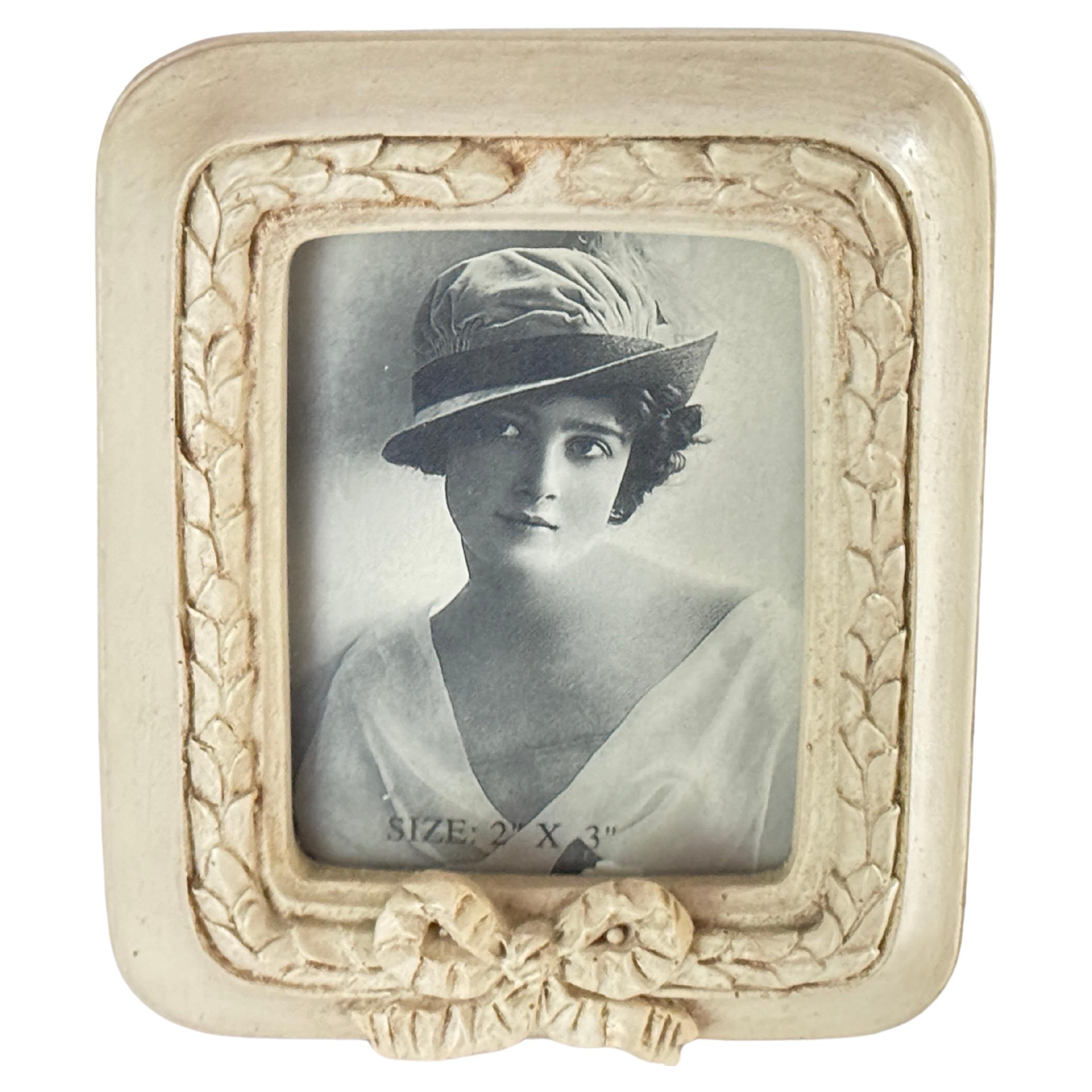 Italian Vintage Picture Frame 20th Century in resin Green White Color  For Sale
