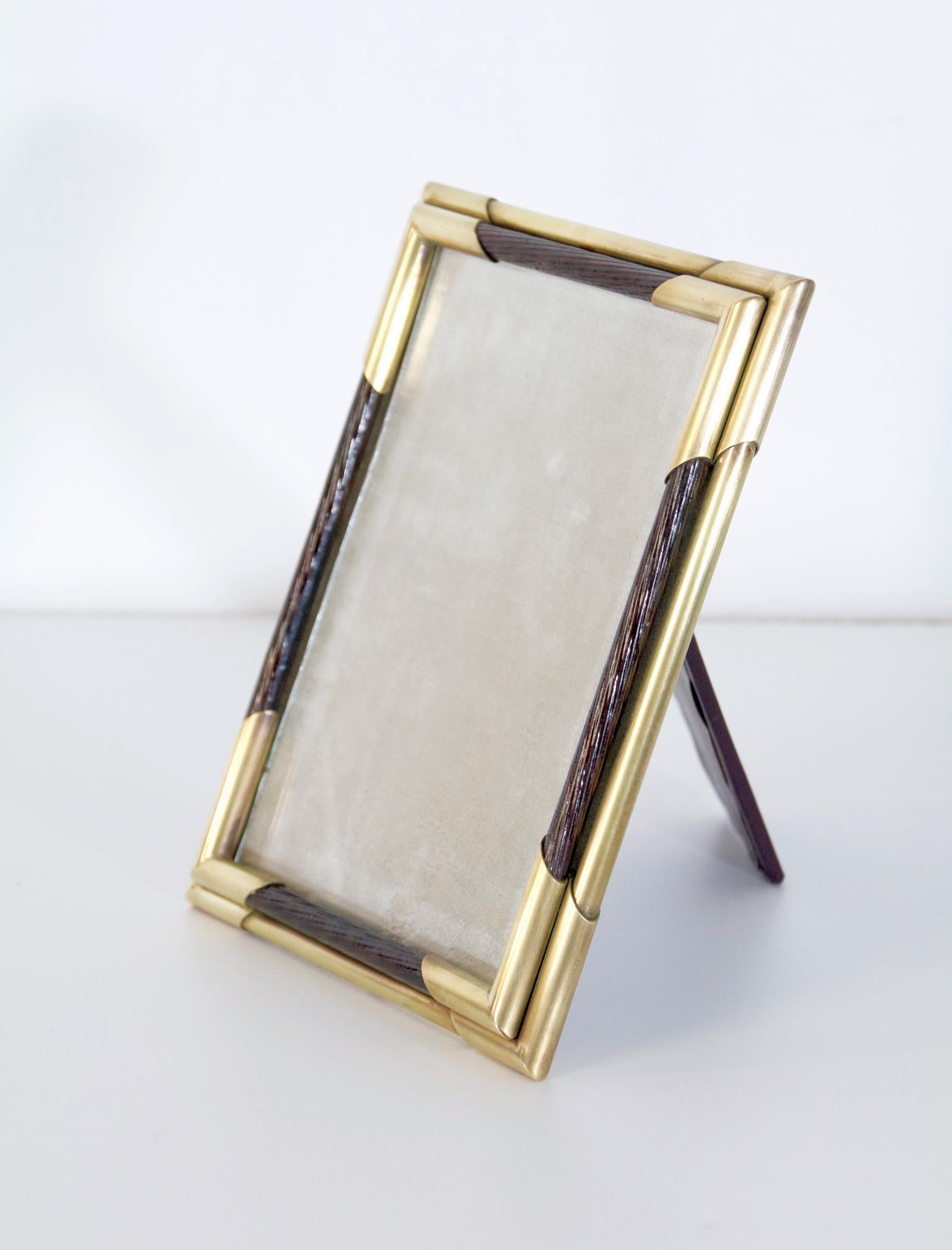 A large Italian photo frame from the 1970s made in brass and wood which can stand horizontally or vertically.